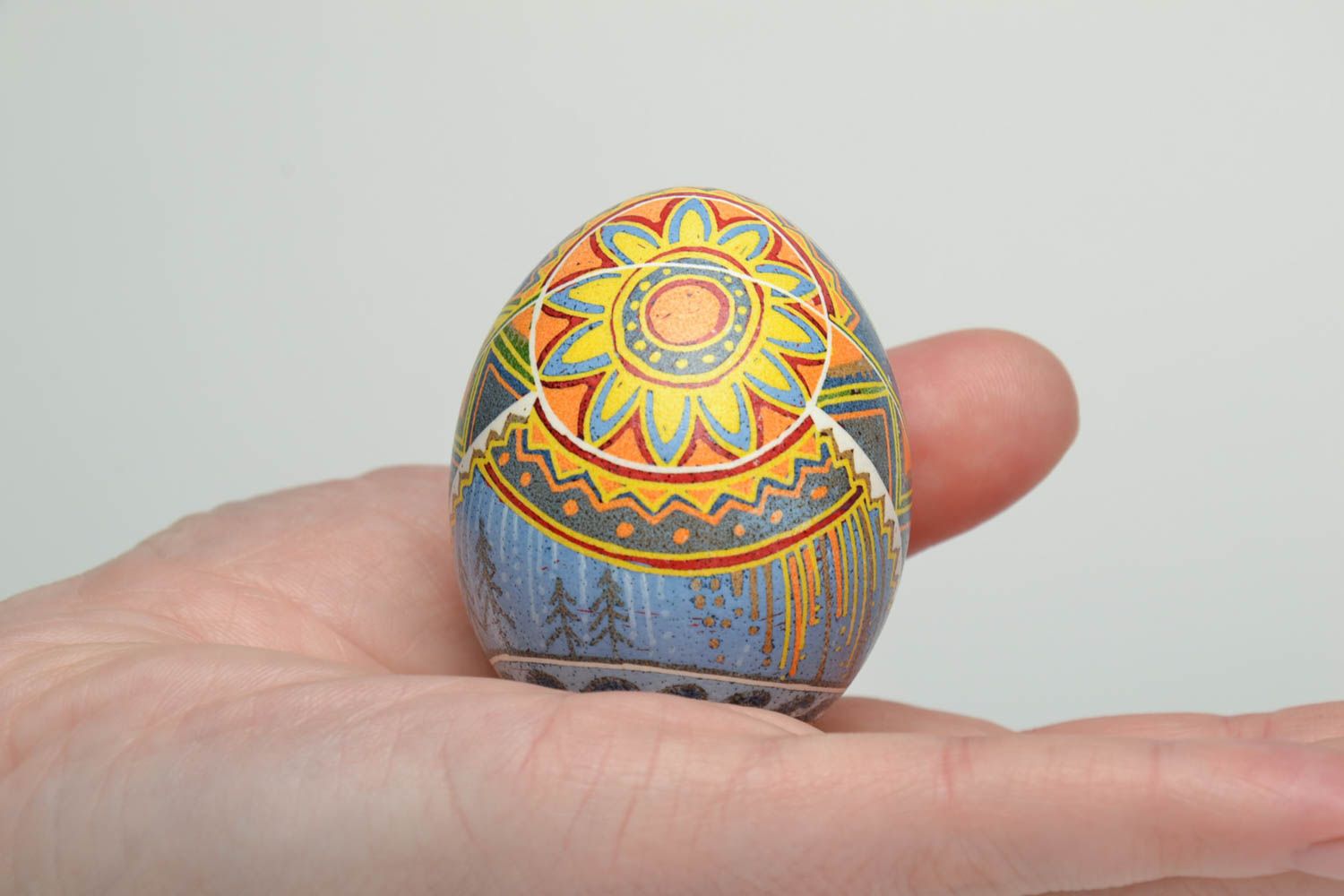 Oeuf de Pâques peint à l'aniline et cire fait main pysanka bleu avec motif photo 5