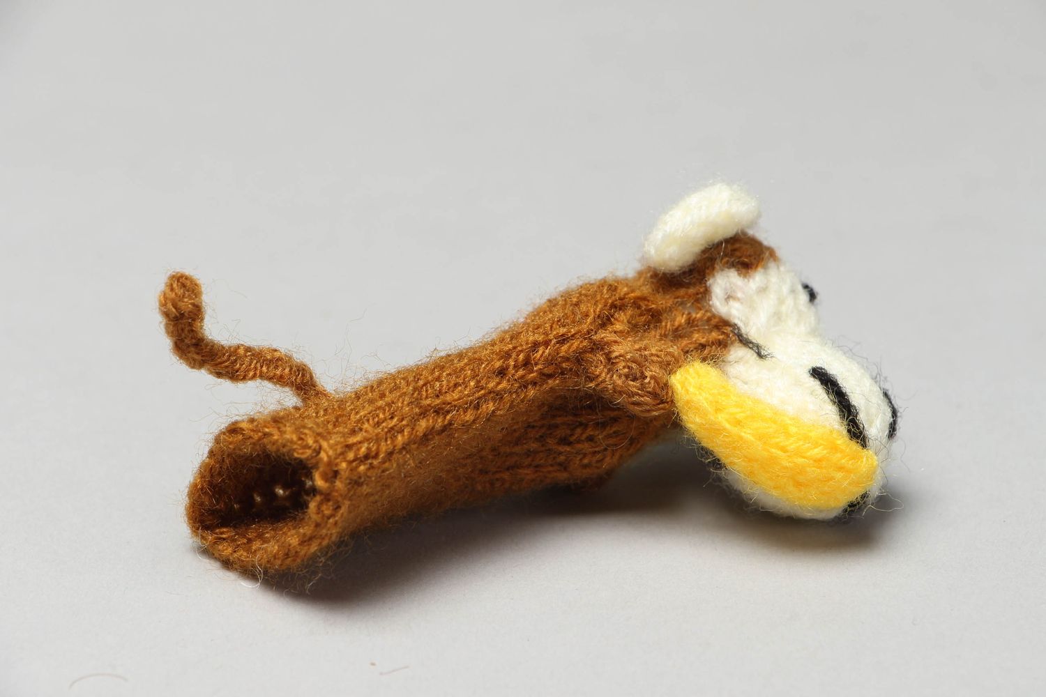 Jouet de doigt singe tricoté avec des aiguilles  photo 2