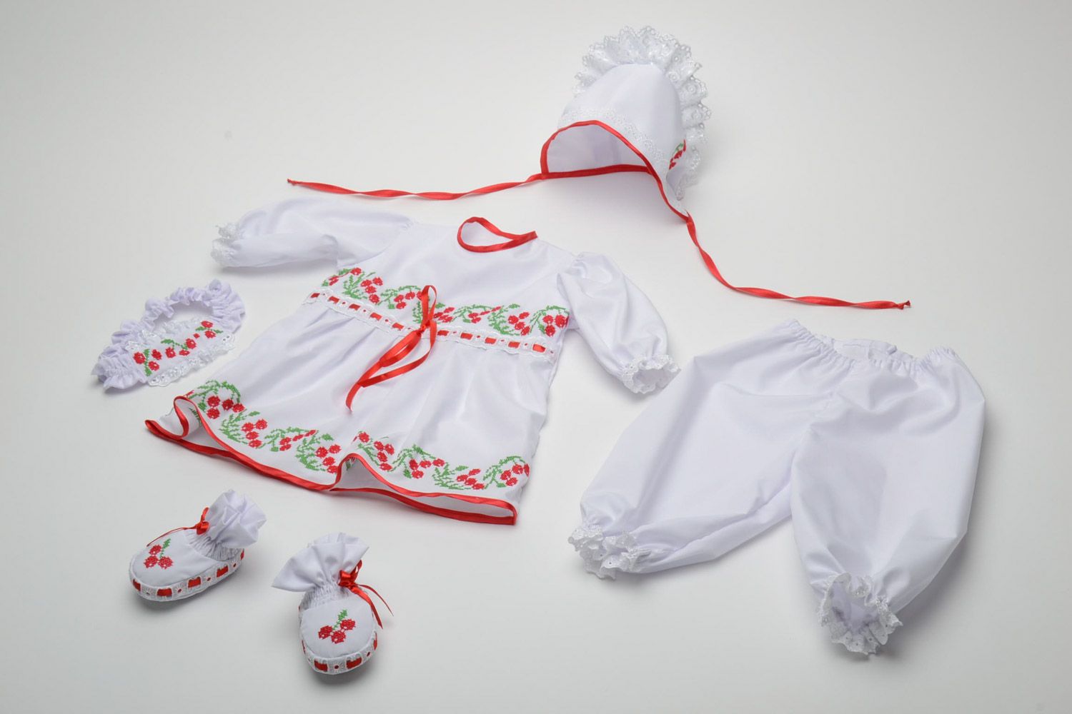 Комплект одежды для девочки пинетки платье штаны чепчик и повязка ручной работы фото 1
