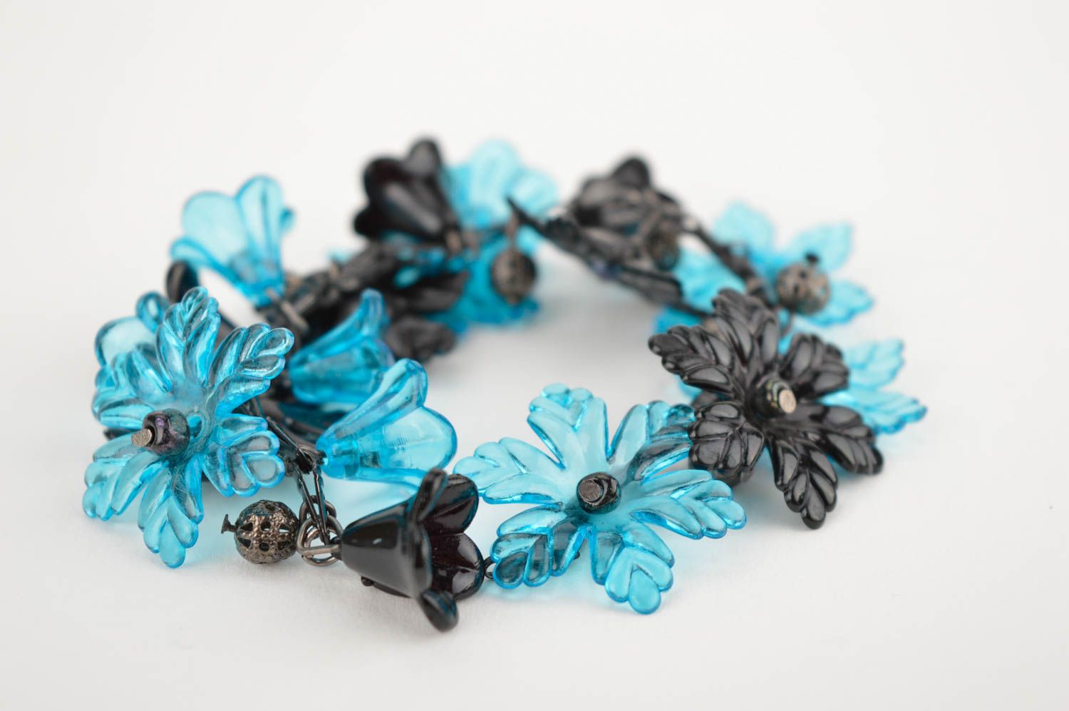 Bracelet plastique Bijou fait main avec fleurs bleu-noir Cadeau pour femme photo 4