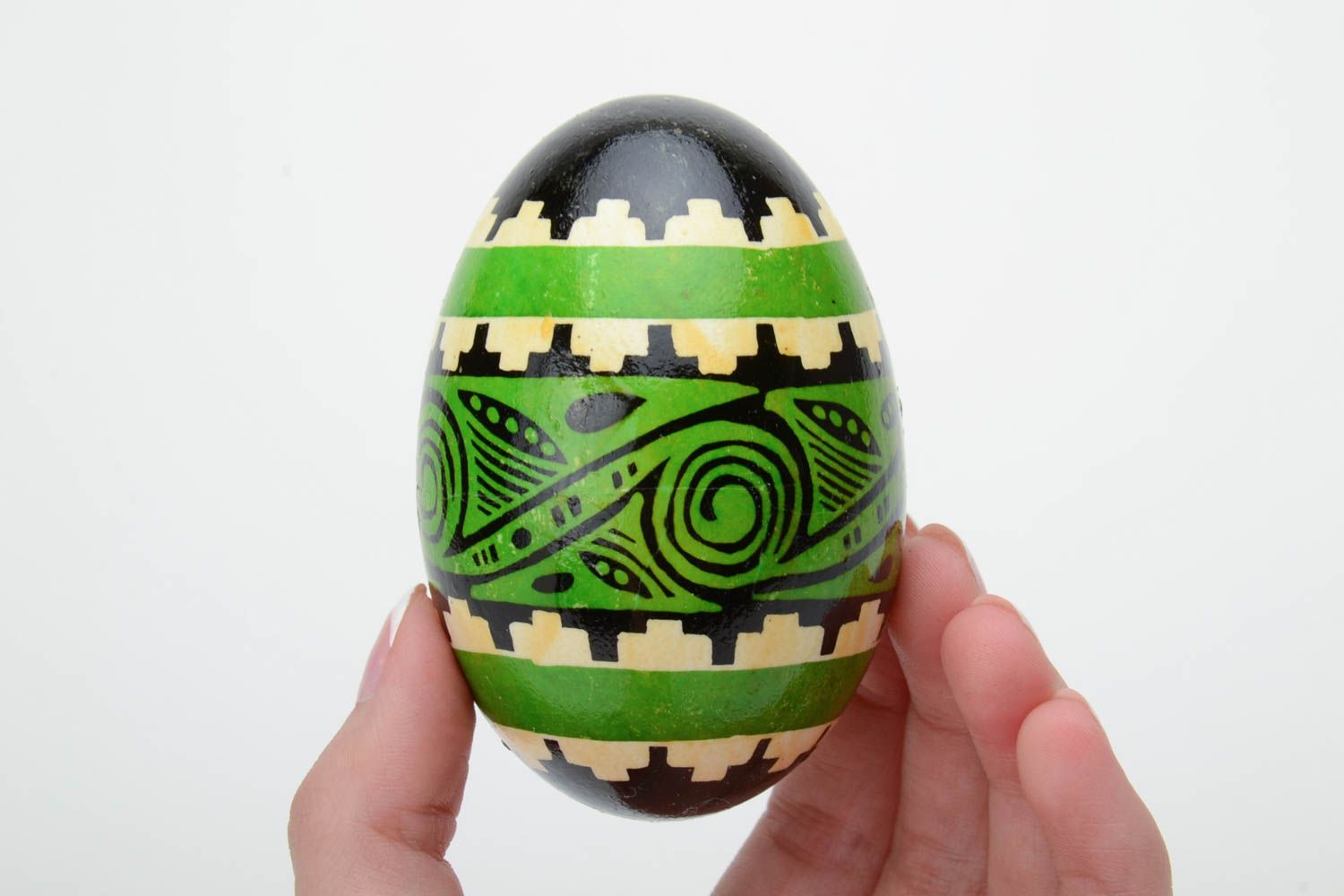 Huevo de Pascua de ganso pintado en técnica de cera verde negro foto 5