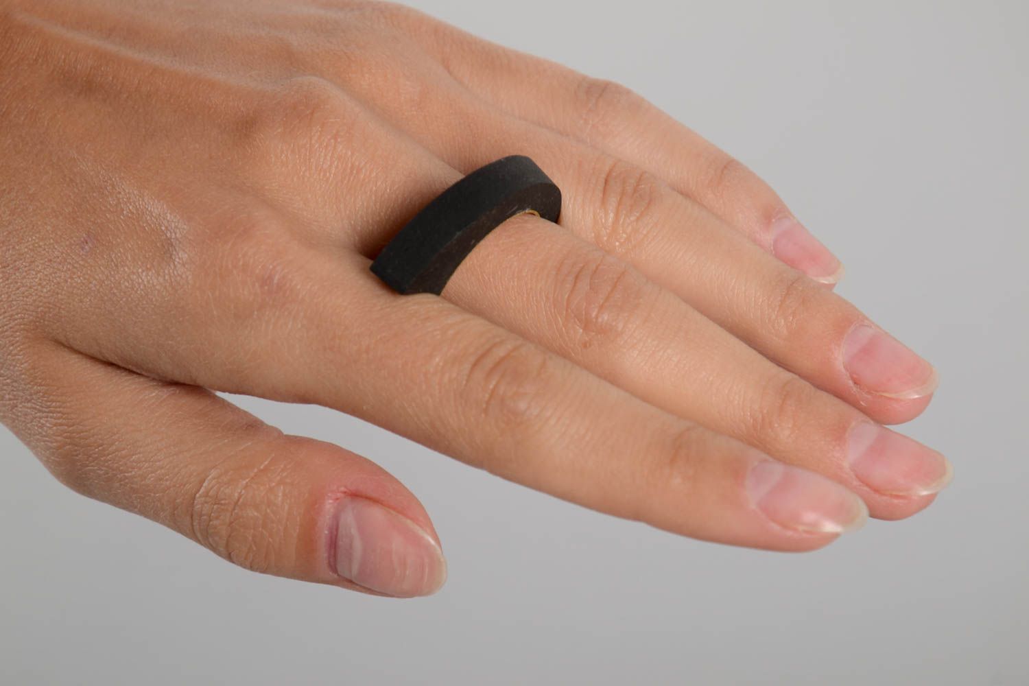 Бетонное кольцо ручной работы массивное украшение черный женский перстень фото 2