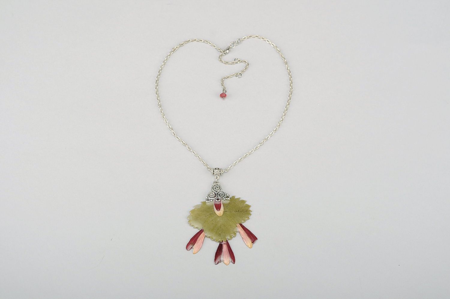 Collier femme aux pétales du chrysanthème et feuille de fraise photo 3