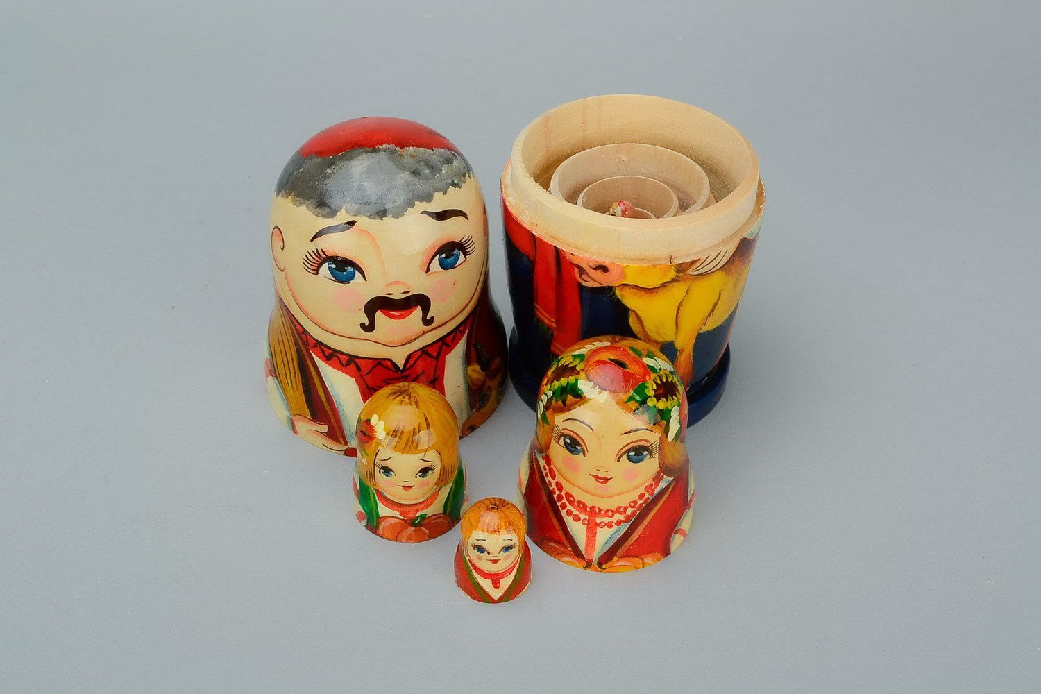 Matrioshka hecha a mano Cosaco con novillo Matrioshka es la muñeca de madera con vestido ruso campesino, que contiene otras de menor tamaño foto 4