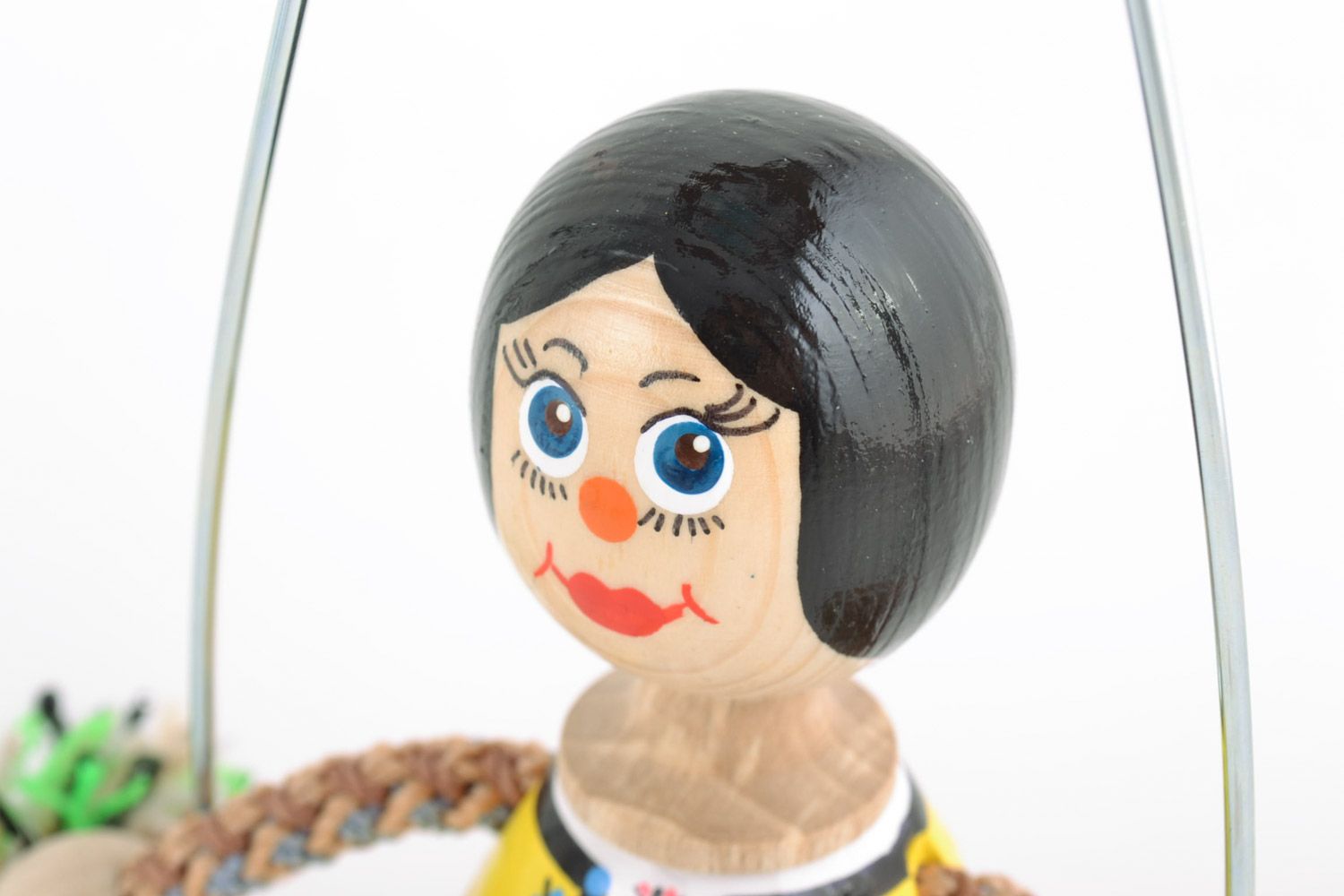 Juguete de madera muñeca artesanal chica en banco original para niños foto 4