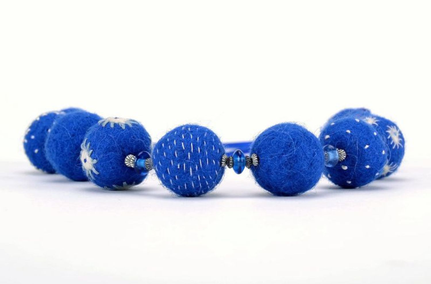 Blaue Perlenkette aus 100  Wolle foto 1
