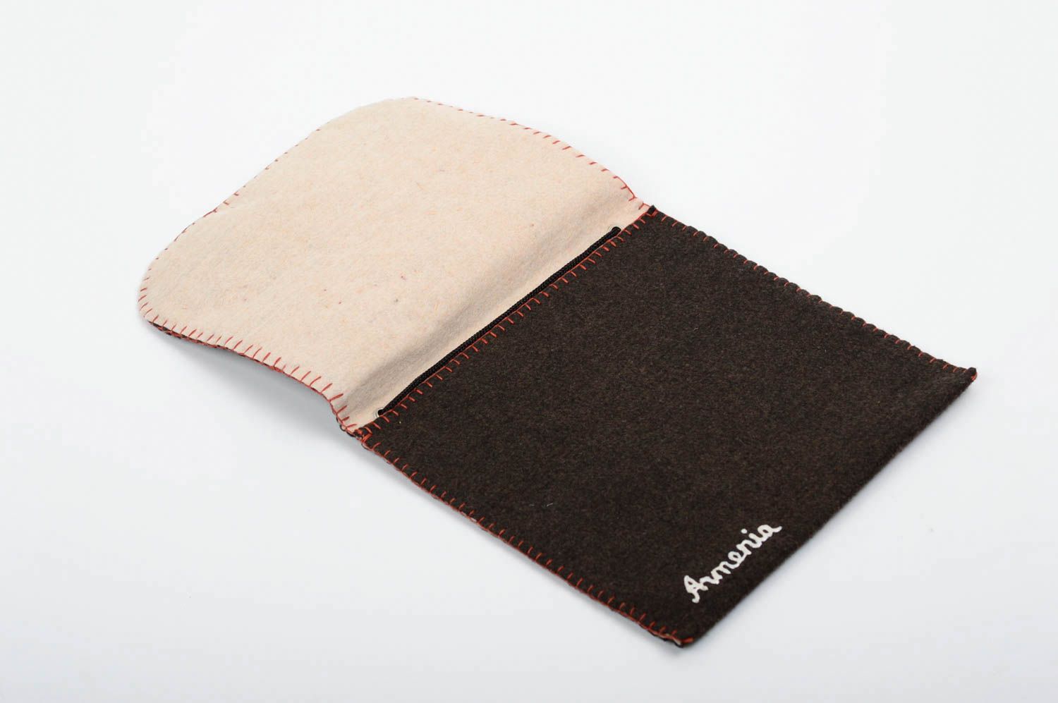 Kleine Schultertasche in Braun handmade Tasche aus Filz Accessoire für Frauen foto 3