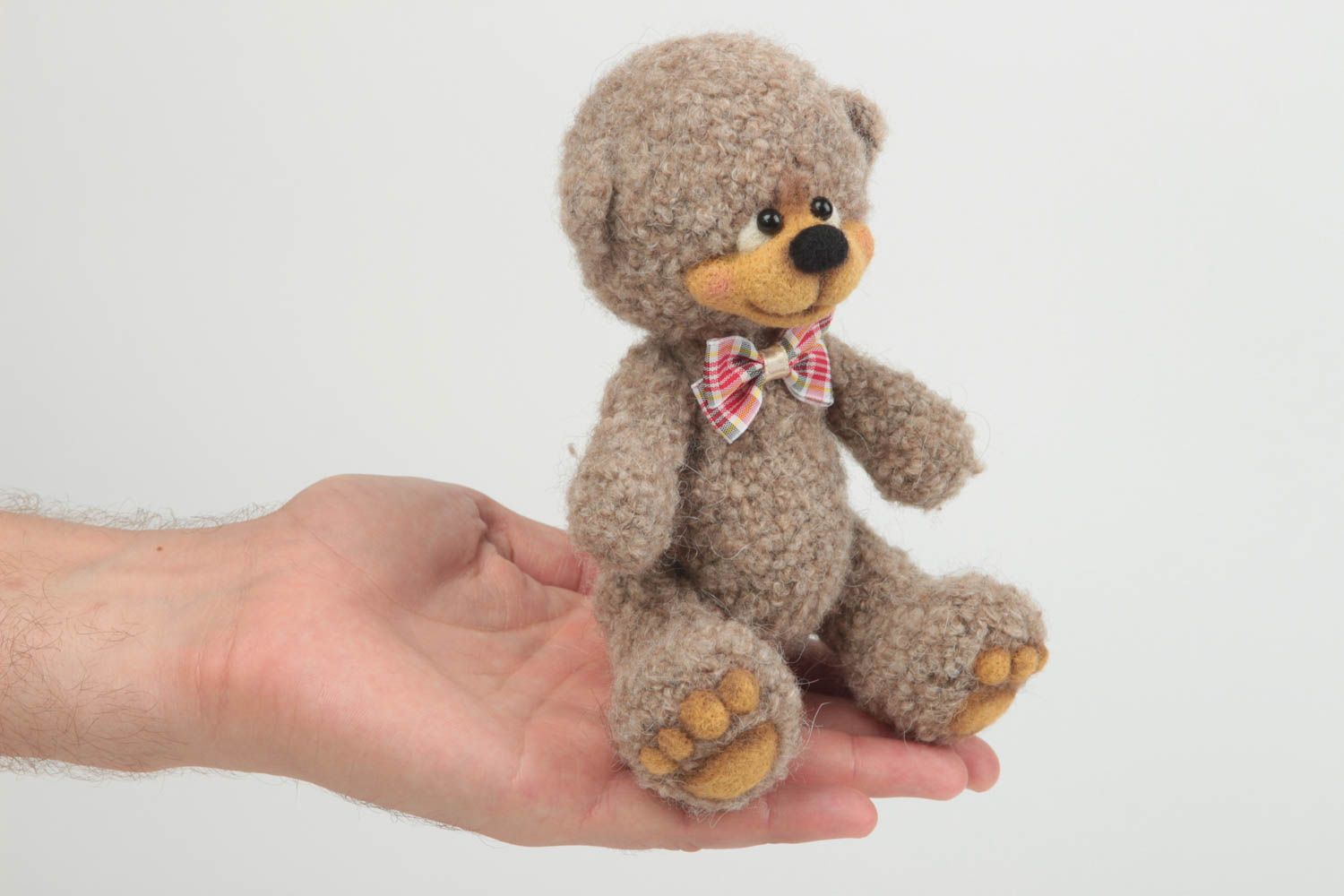 Мягкая вязаная игрушка медведь ручной работы для детей и декора дома милая фото 5