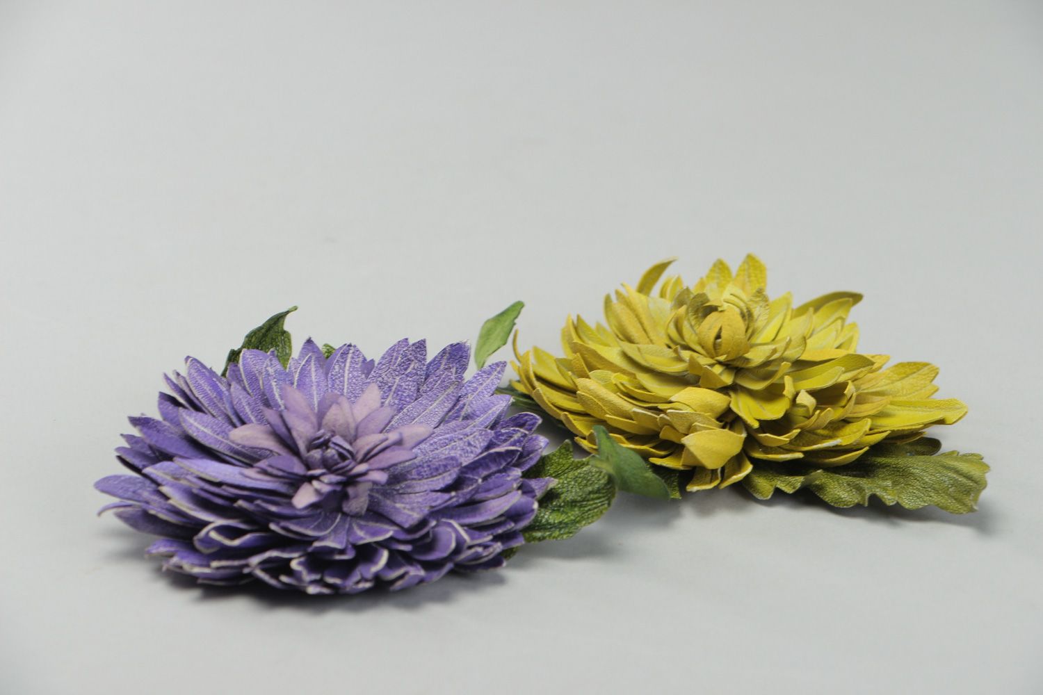 Broches en vrai cuir faites main accessoires fleurs verte et violette photo 2
