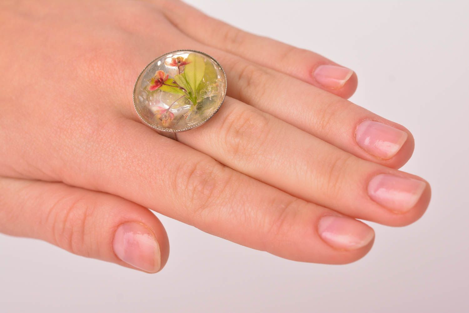 Bague design floral Bijou fait main rond résine époxyde métal Accessoire femme photo 4