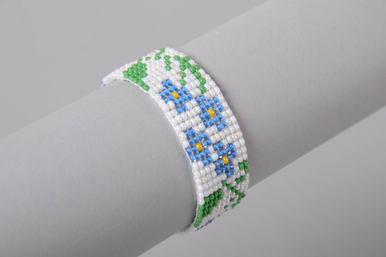 Helles schönes breites Armband aus Rocailles handmade Ethno Accessoire für Damen foto 3