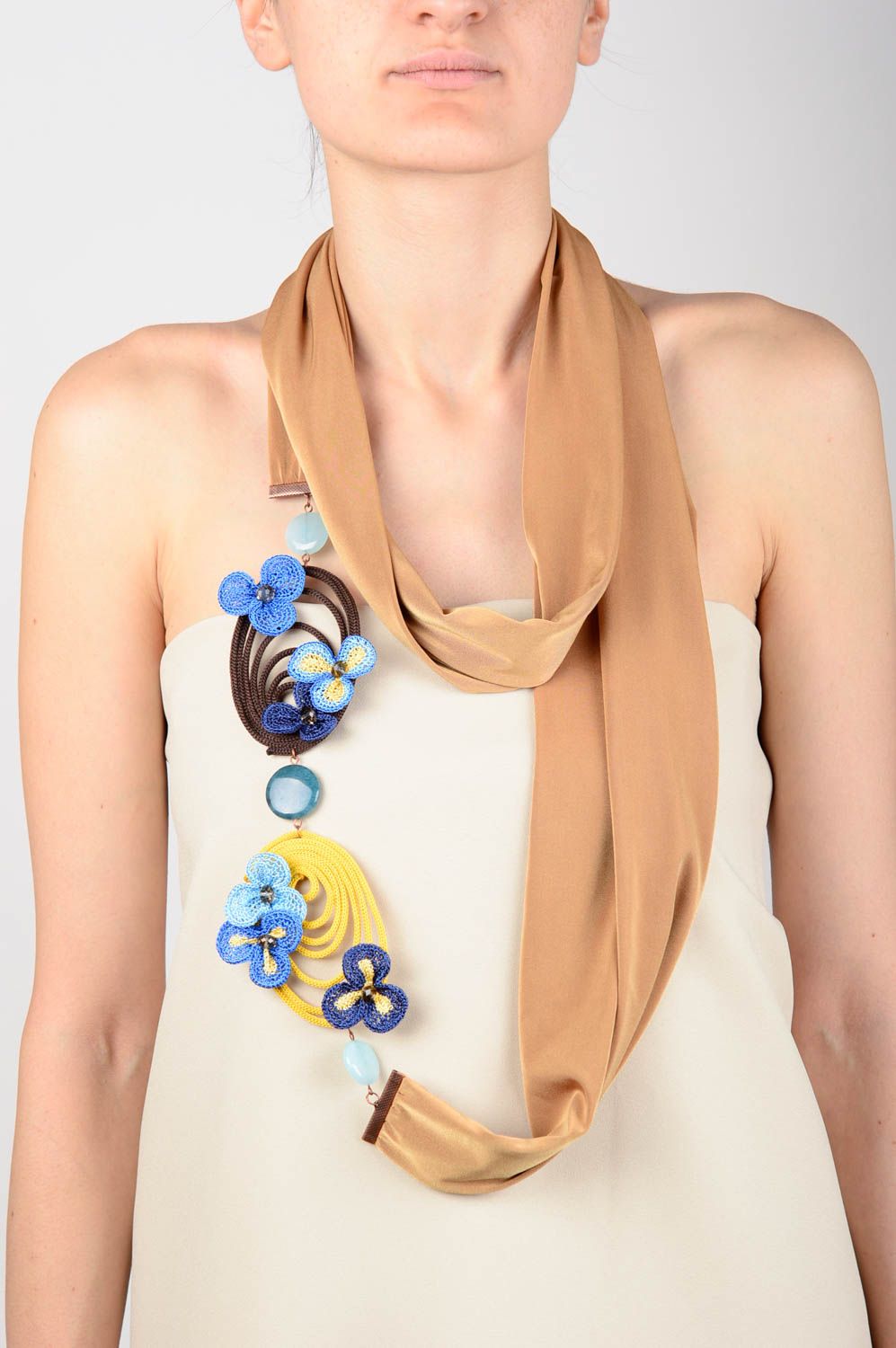 Écharpe beige avec fleurs Écharpe faite main en tricotine originale Cadeau femme photo 5