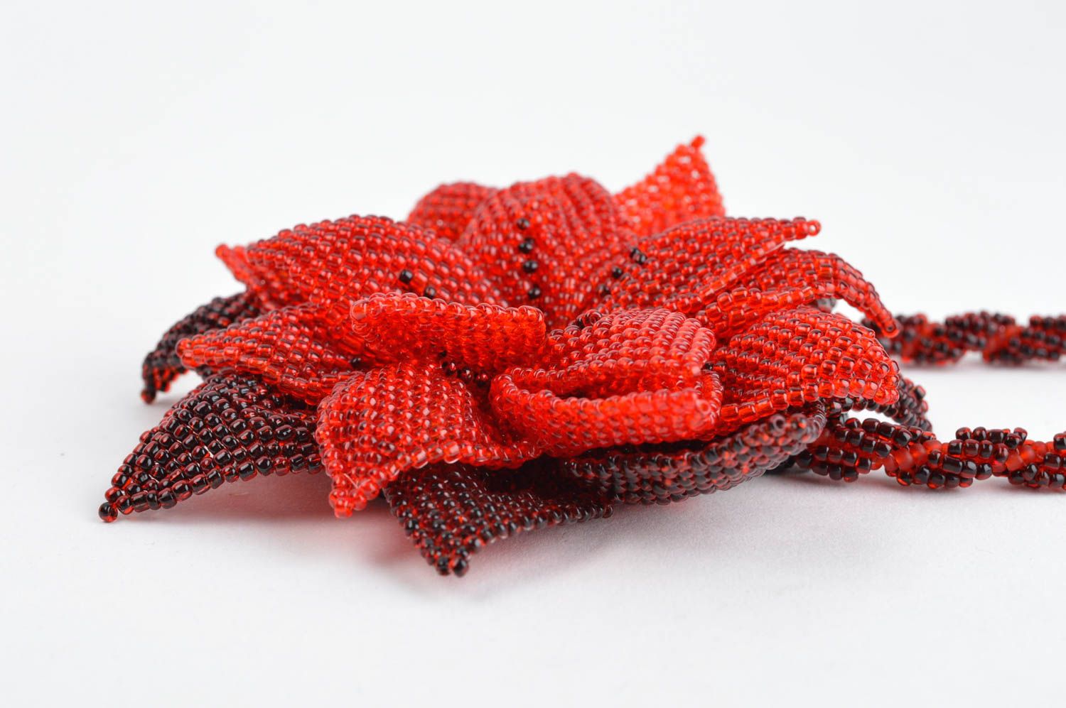 Collana di perline fatta a mano accessorio di moda con fiore rosso bello foto 2