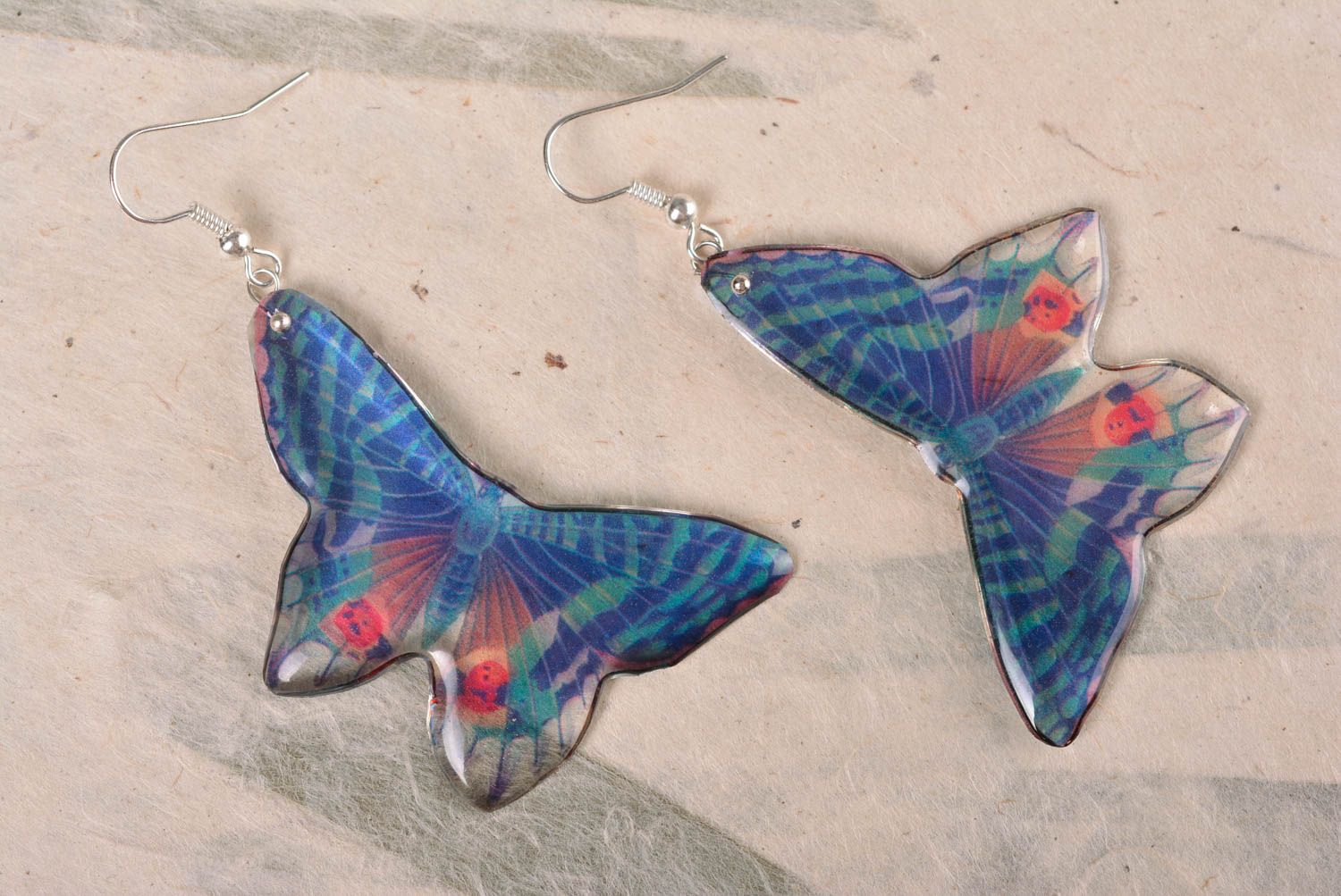 Boucles d'oreilles papillons en résine époxyde faites main bleues pendantes photo 1