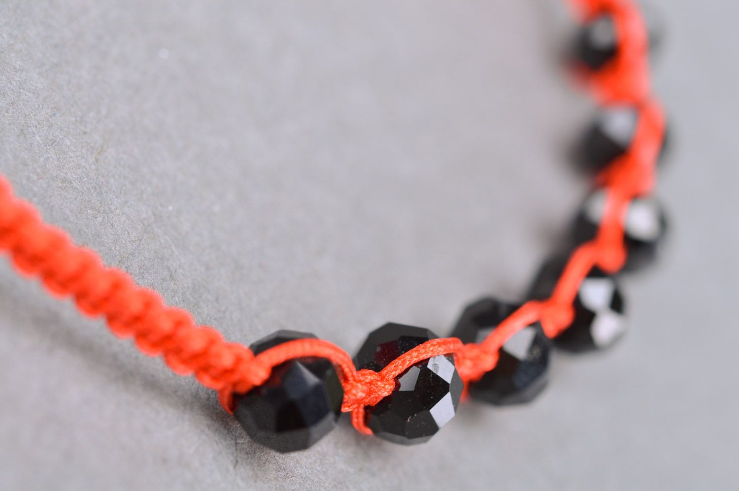 Тонкий плетеный браслет с бусинами оранжевый универсального размера хенд мэйд фото 4