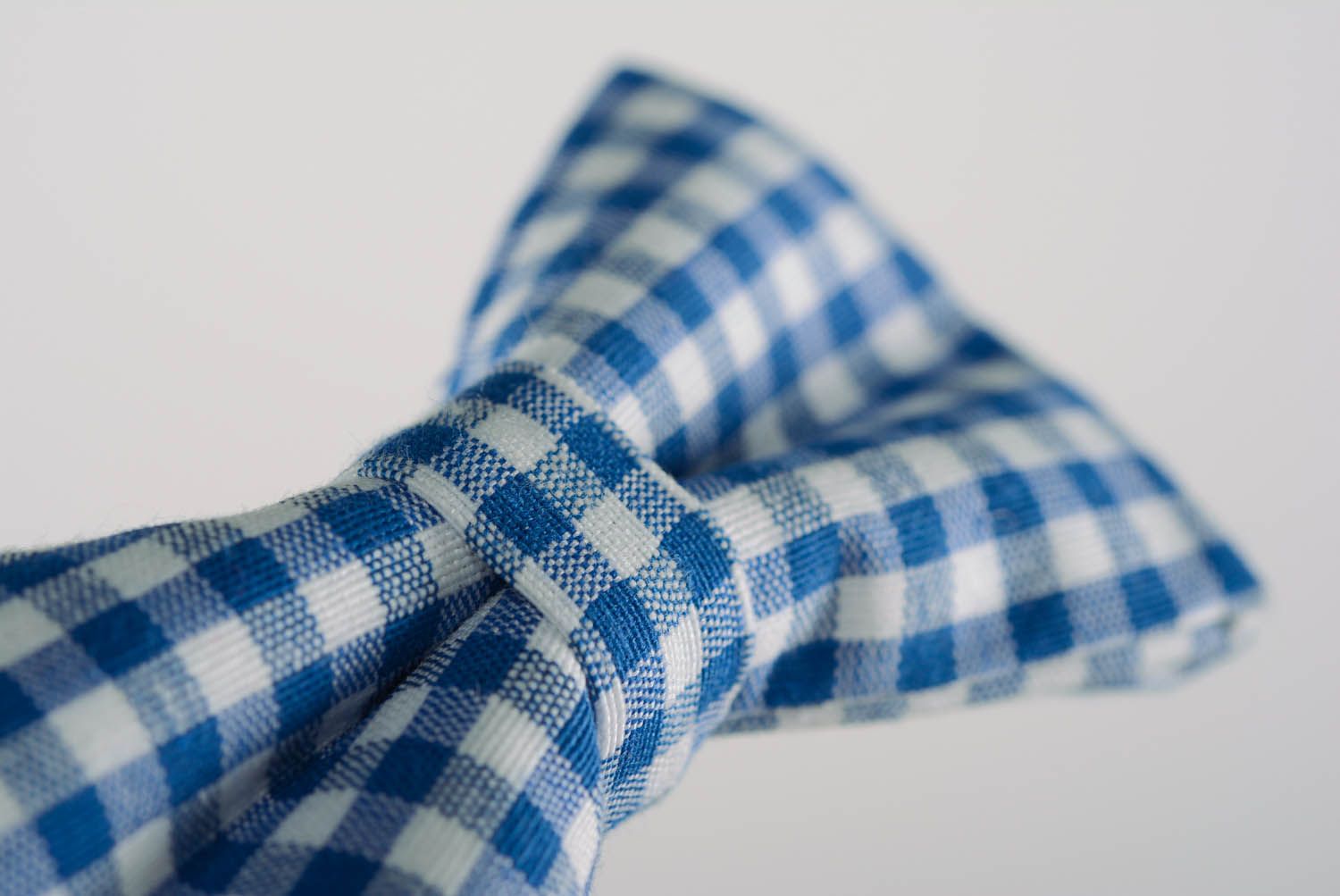 Gravata borboleta de xadrez azul e branco feita de pano oxford foto 4