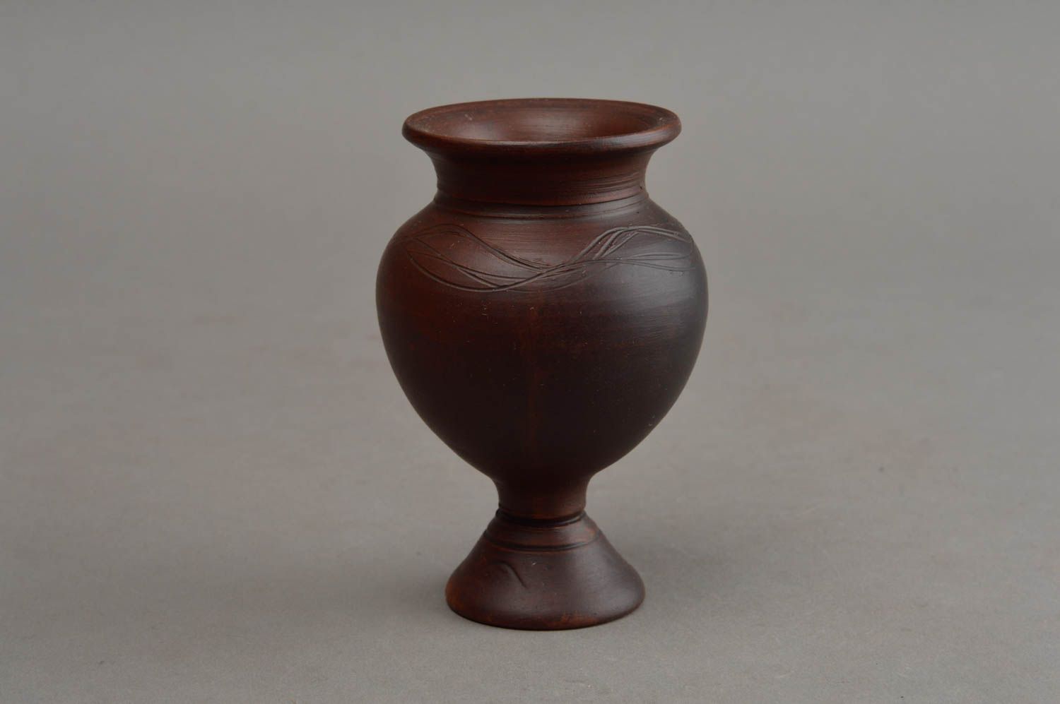 Vase miniature en céramique marron foncé décor d'intérieur original fait main photo 2