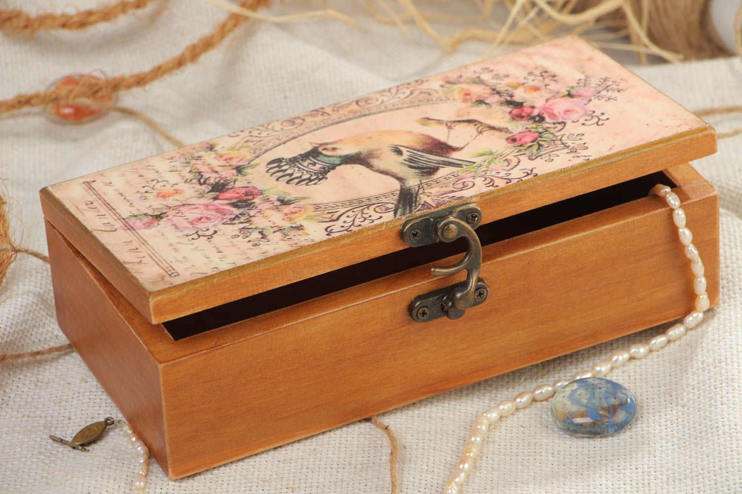 Caja para joyas hecha a mano de madera de forma rectangular con dibujo foto 1