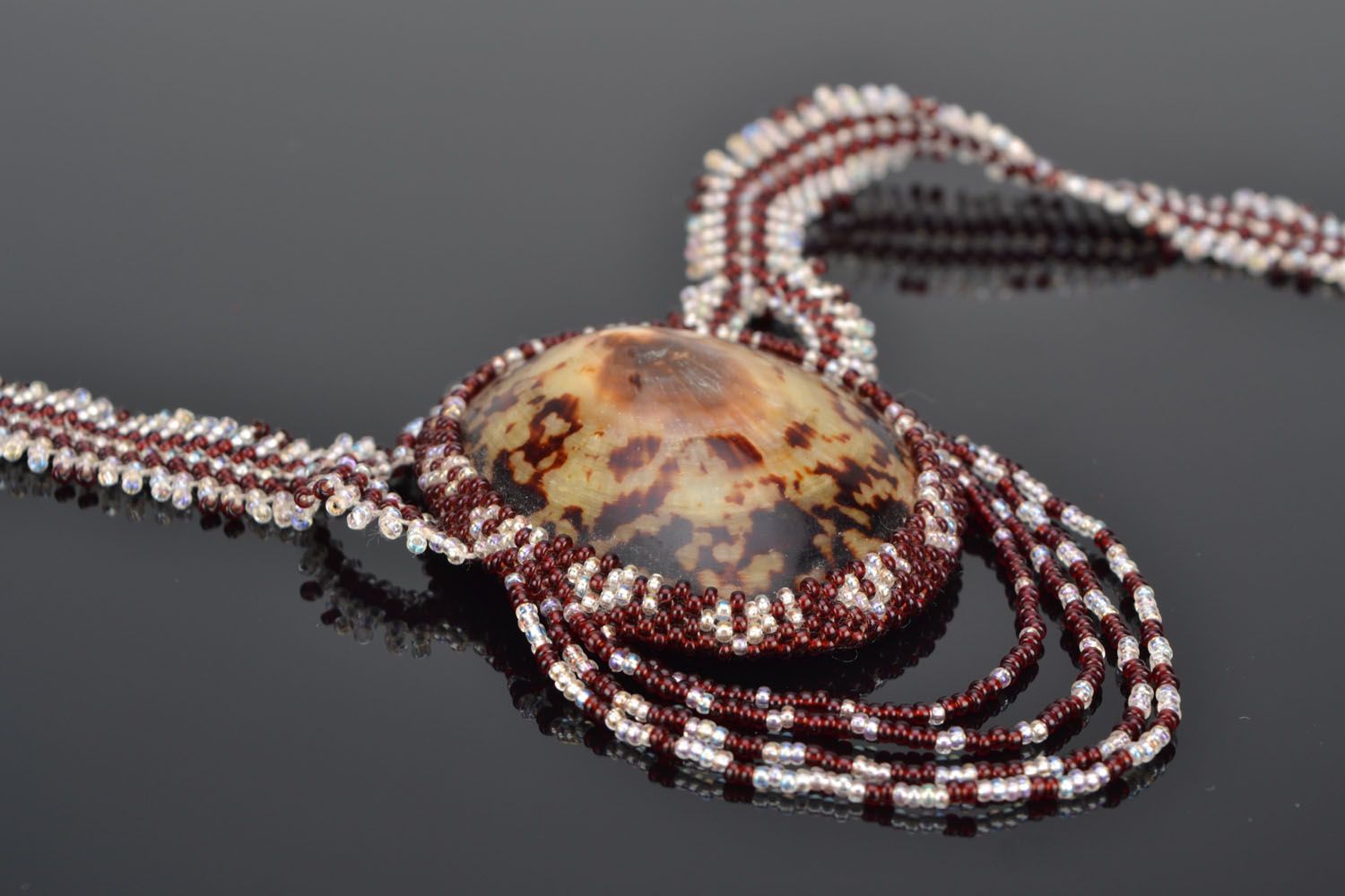 Pendentif en perles de rocaille avec coquillage fait main photo 1
