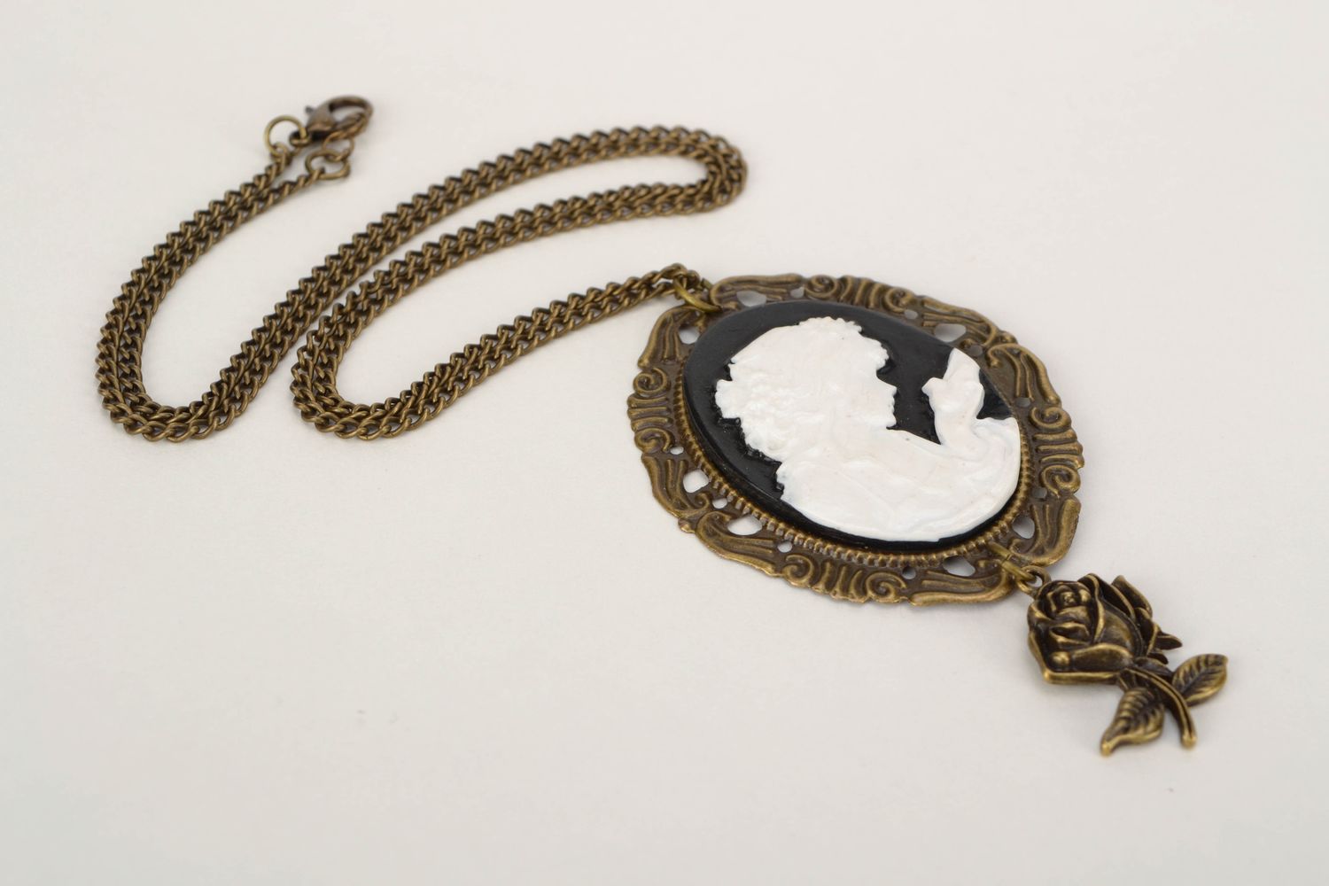 Cameo pendant with long chain photo 3