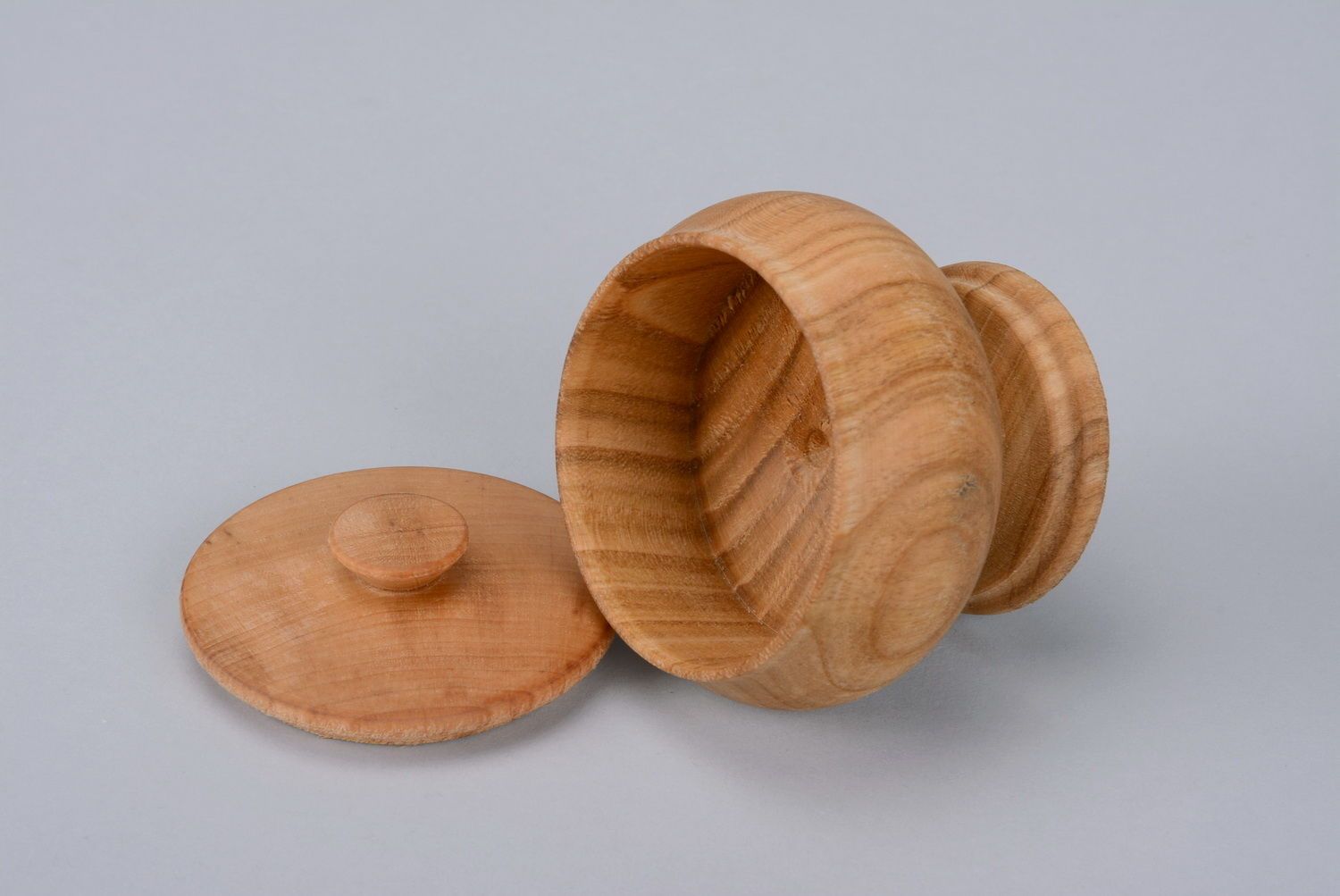 Saliera di legno con coperchio fatta a mano barattolo di legno per sale
 foto 3
