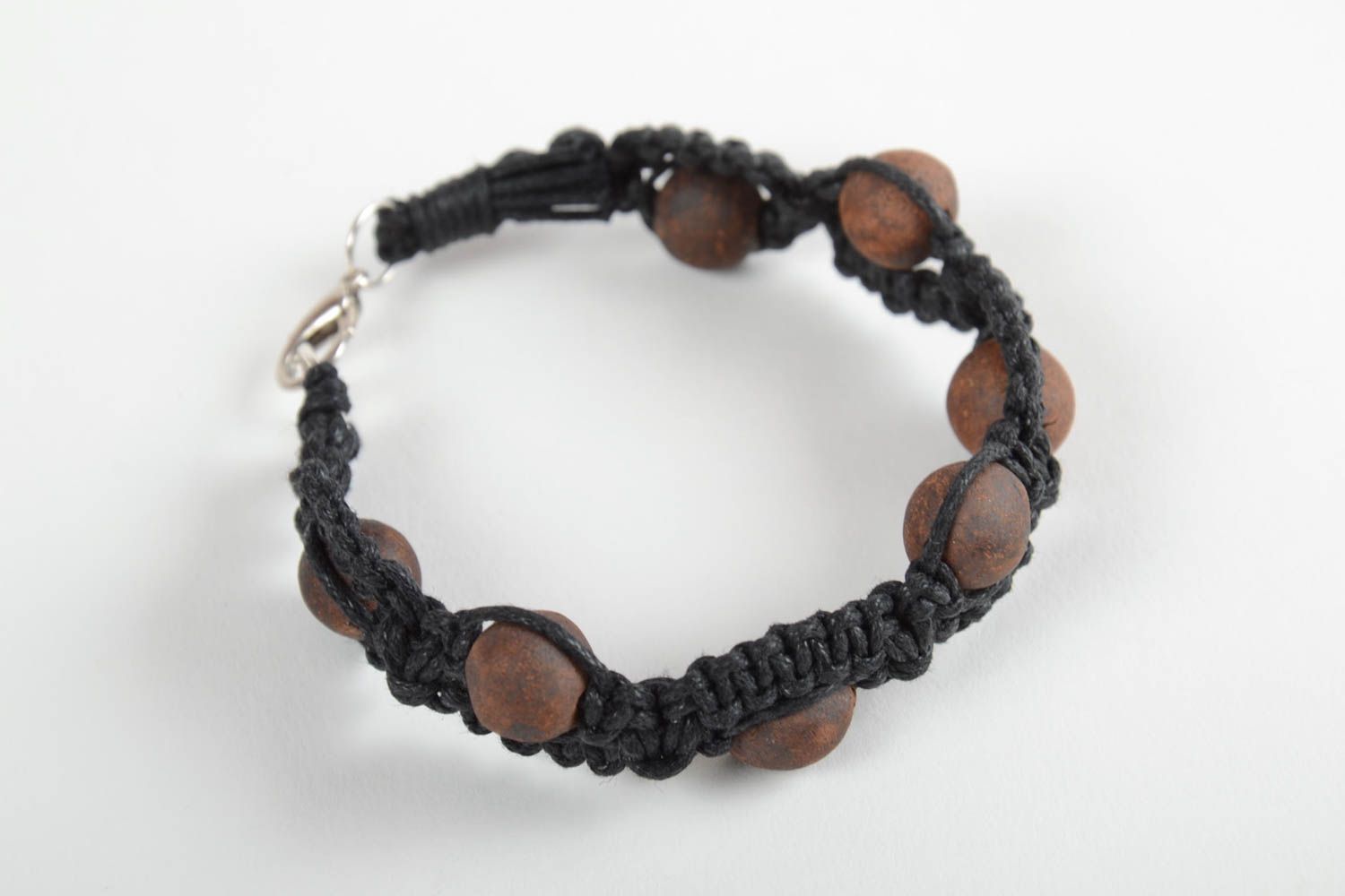 Плетеный браслет из вощеного шнура ручной работы авторский с глиняными бусинами фото 6