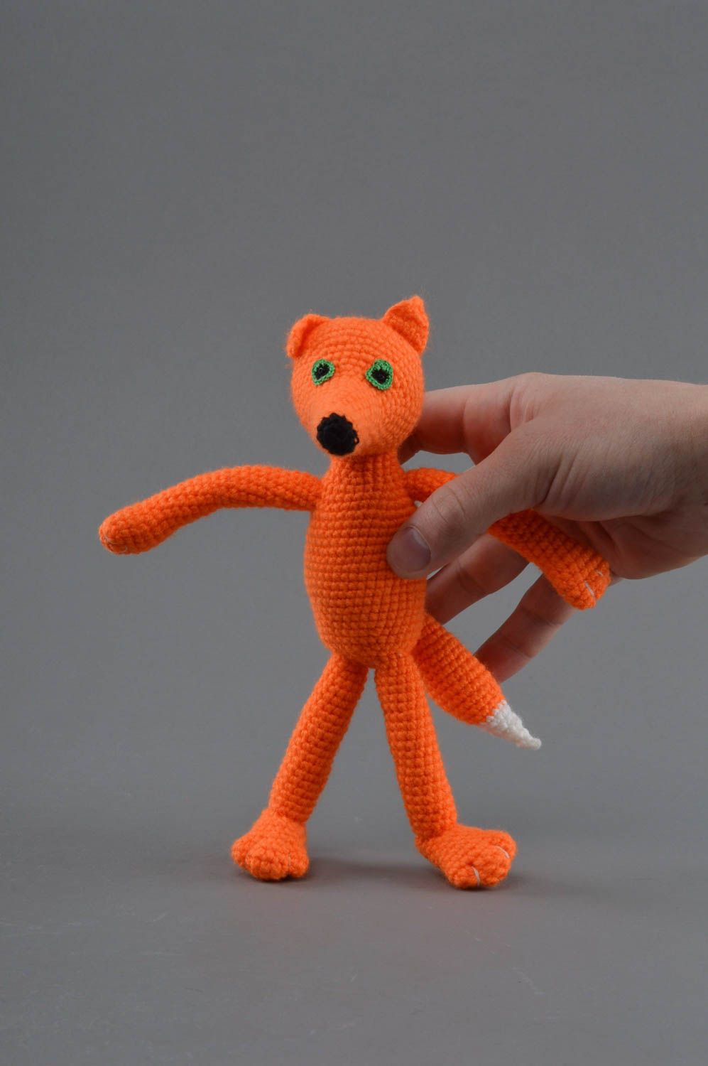 Petite peluche tricotée en fils mixtes faite main en forme d'un renard roux  photo 4