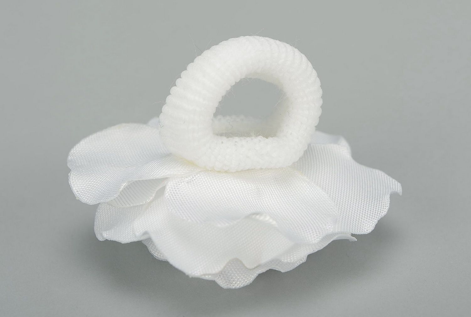 Scrunchy with satin flower White rose photo 3