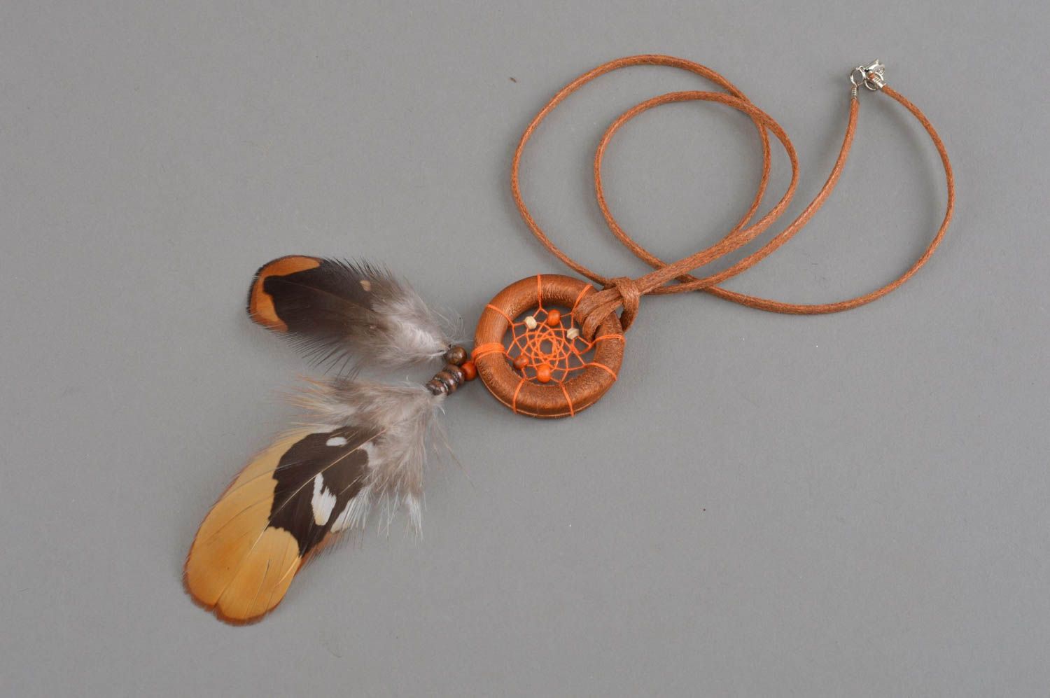 Ловец Снов кулон из дерева с натуральными перьями ручной работы Оранжевый омут фото 3