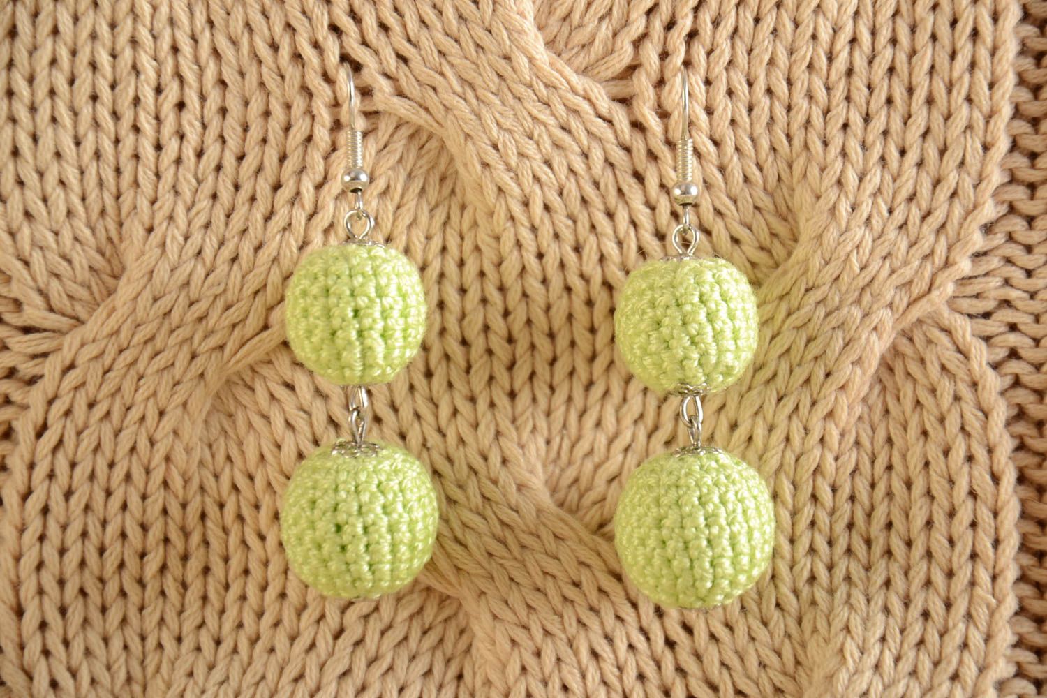 Boucles d'oreilles boules vert clair pendantes longues fils de coton faites main photo 1