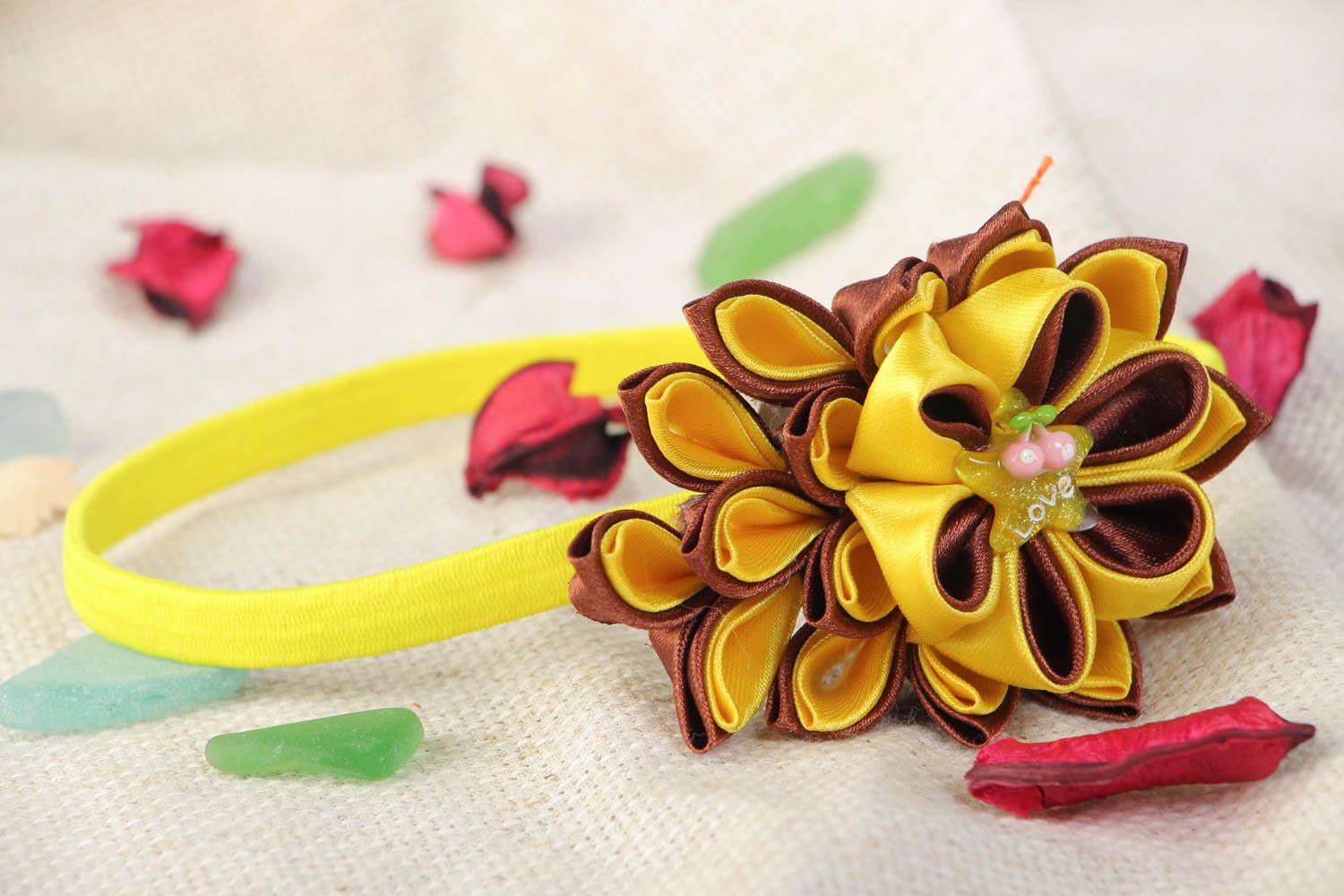 Gelbes Haarband mit Blume aus Atlasbändern in Kanzashi Technik Handarbeit foto 1