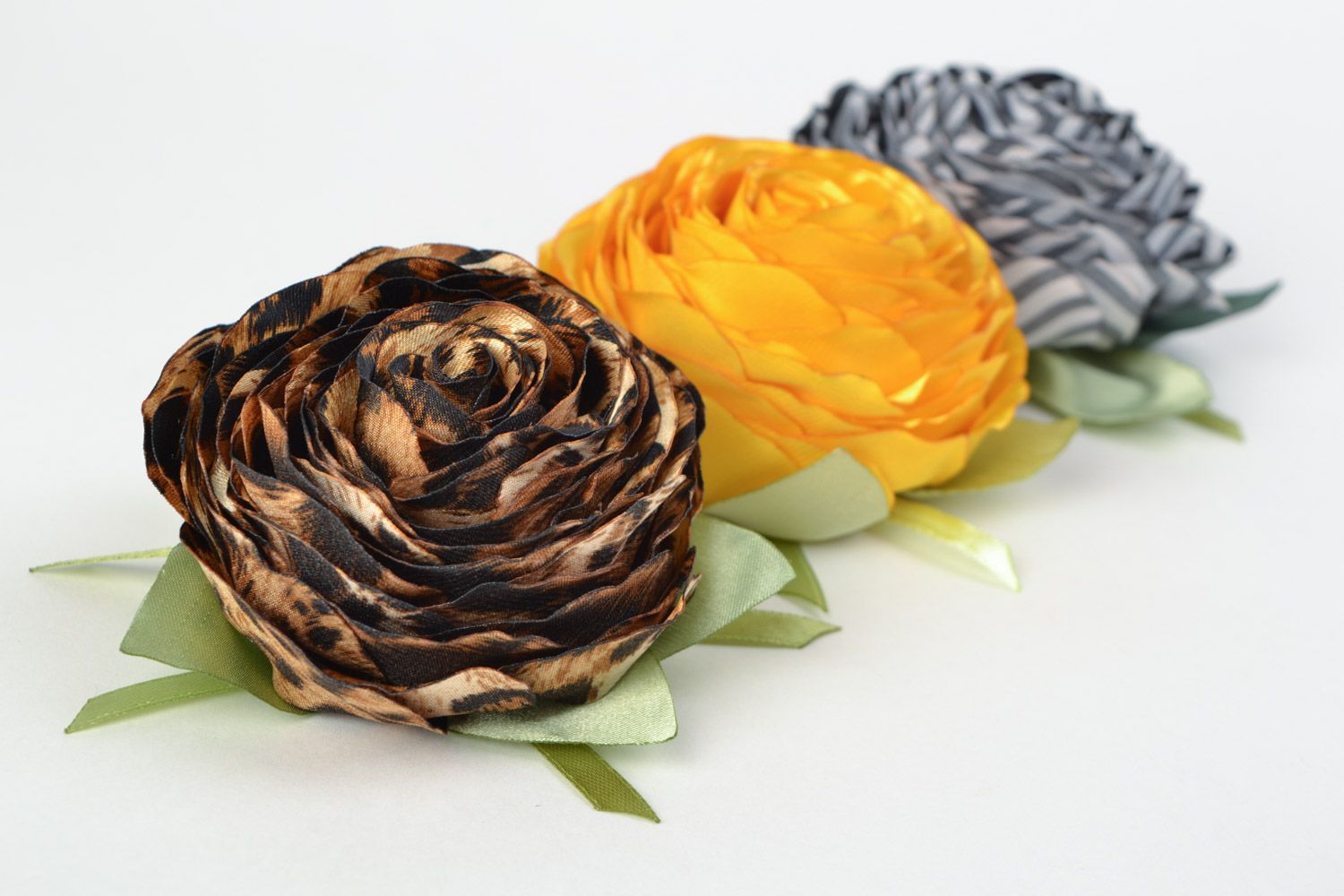 Handmade Brosche Haarspange Set aus Atlas 3 Stücke in Form von Rosen für Mädchen foto 2