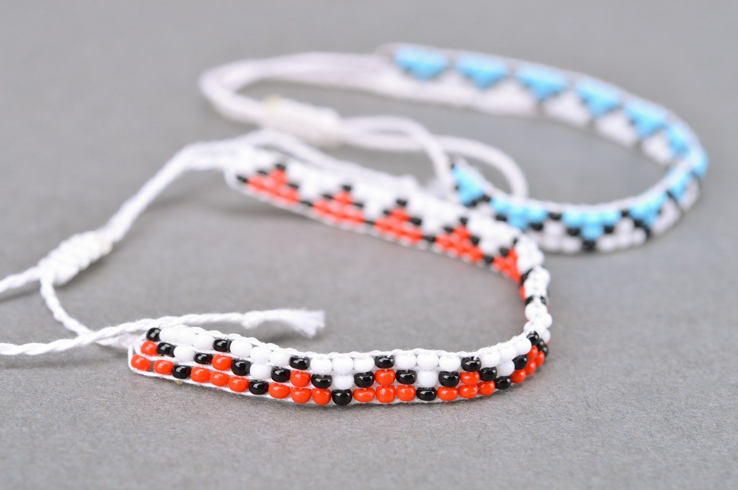 Set de bracelets en perles de rocaille étroits bleu et rouge 2 pièces  photo 2