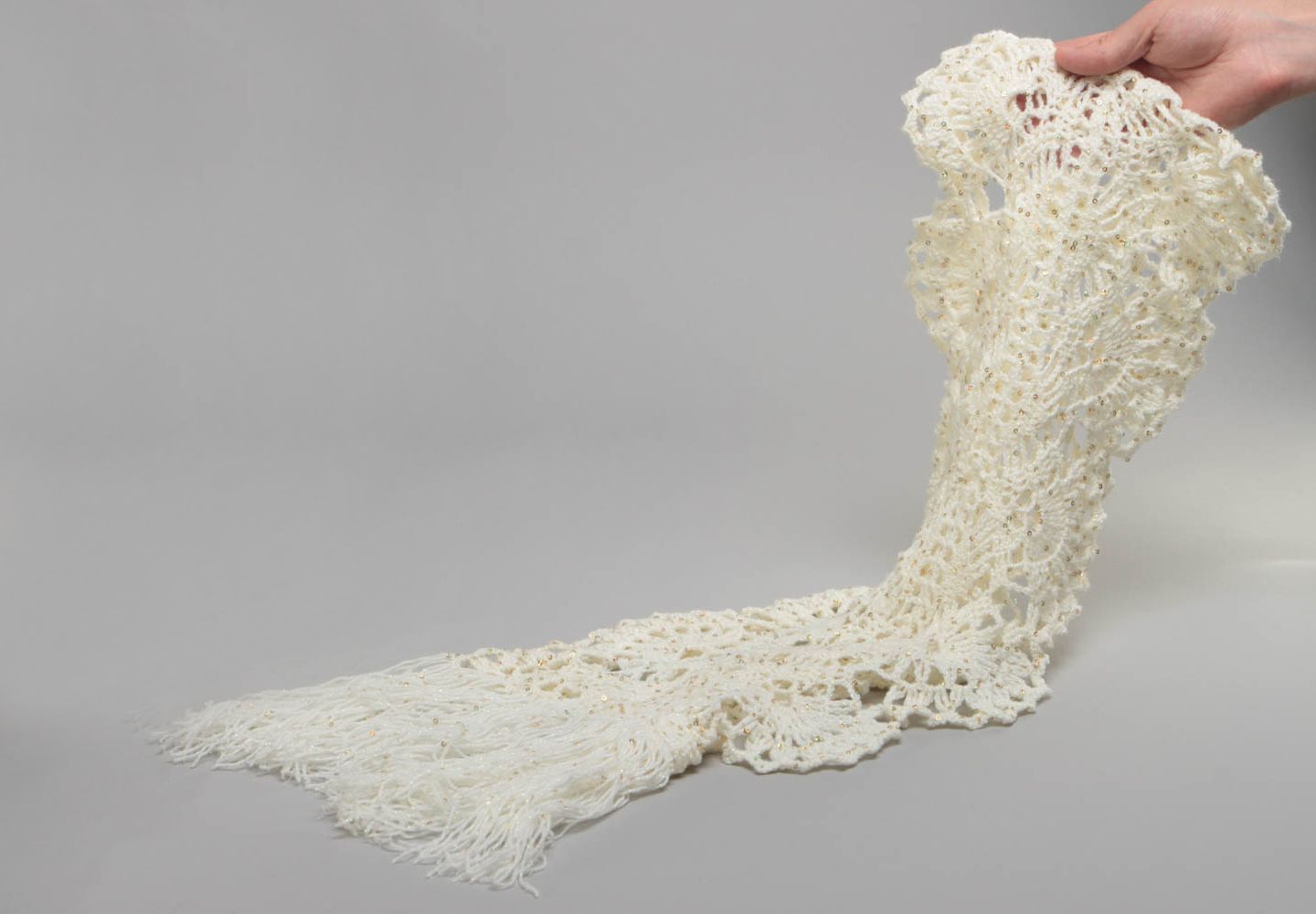 Ажурный шарф крючком в винтажном стиле светлый легкий стильный ручной работы фото 5