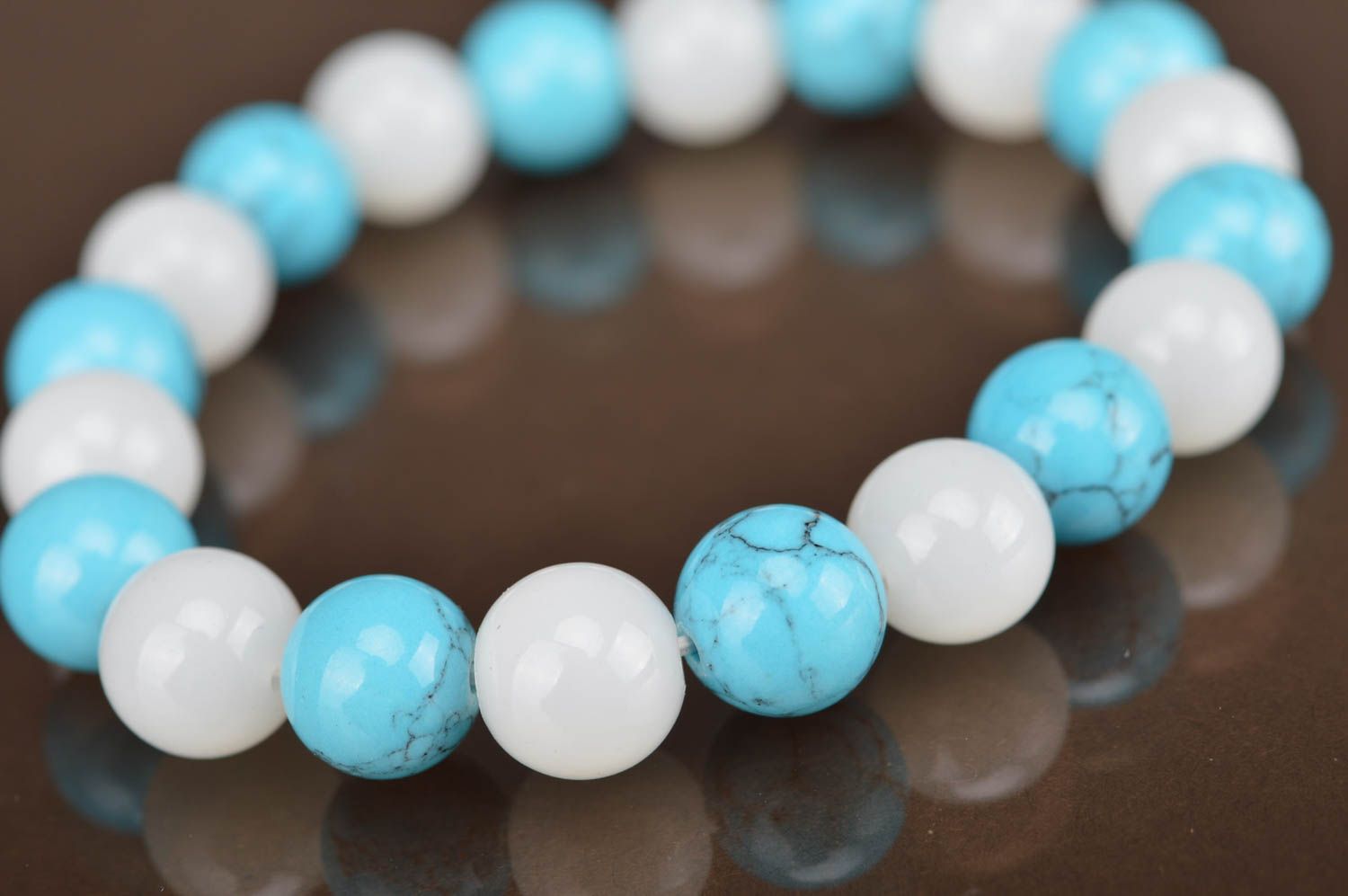Künstlerisches Armband aus Perlen rund weiß und blau handgeschaffen grell toll foto 3