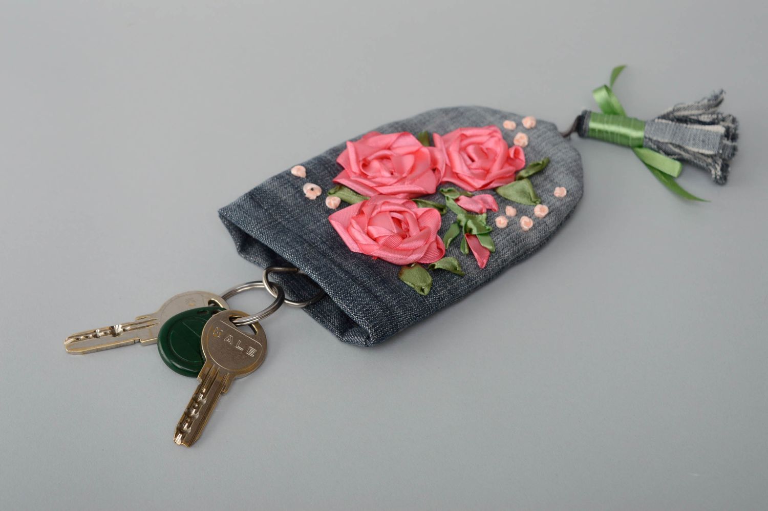 Schlüsseltasche aus Jeans mit Satinbändern gestickt foto 1