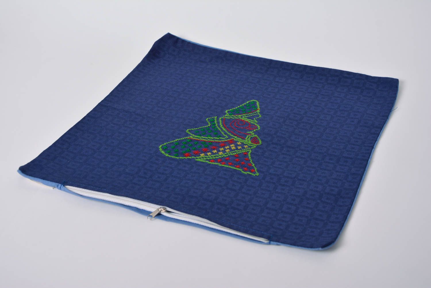 Вышитая наволочка на подушку из натуральной ткани ручной работы синяя красивая фото 2