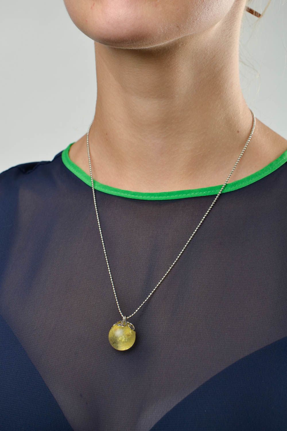 Halsketten Anhänger handgefertigt Epoxidharz Schmuck modisch Frauen Accessoire foto 2