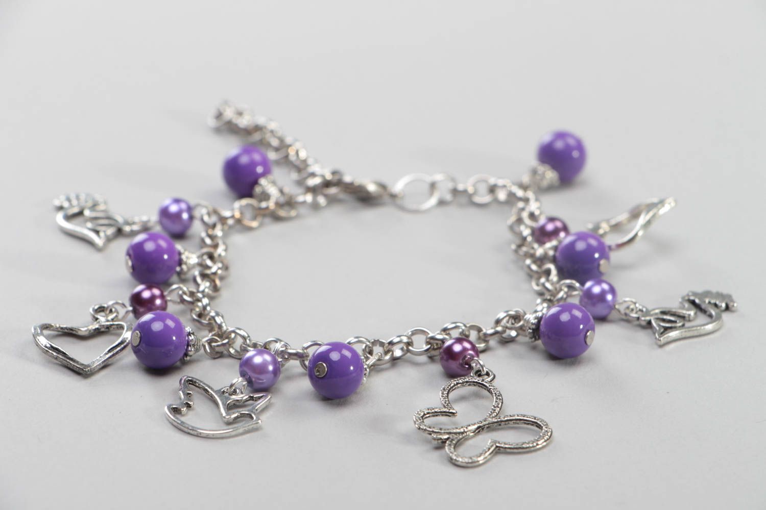 Bracelet violet sur chaîne avec perles céramiques et breloques fait main photo 3