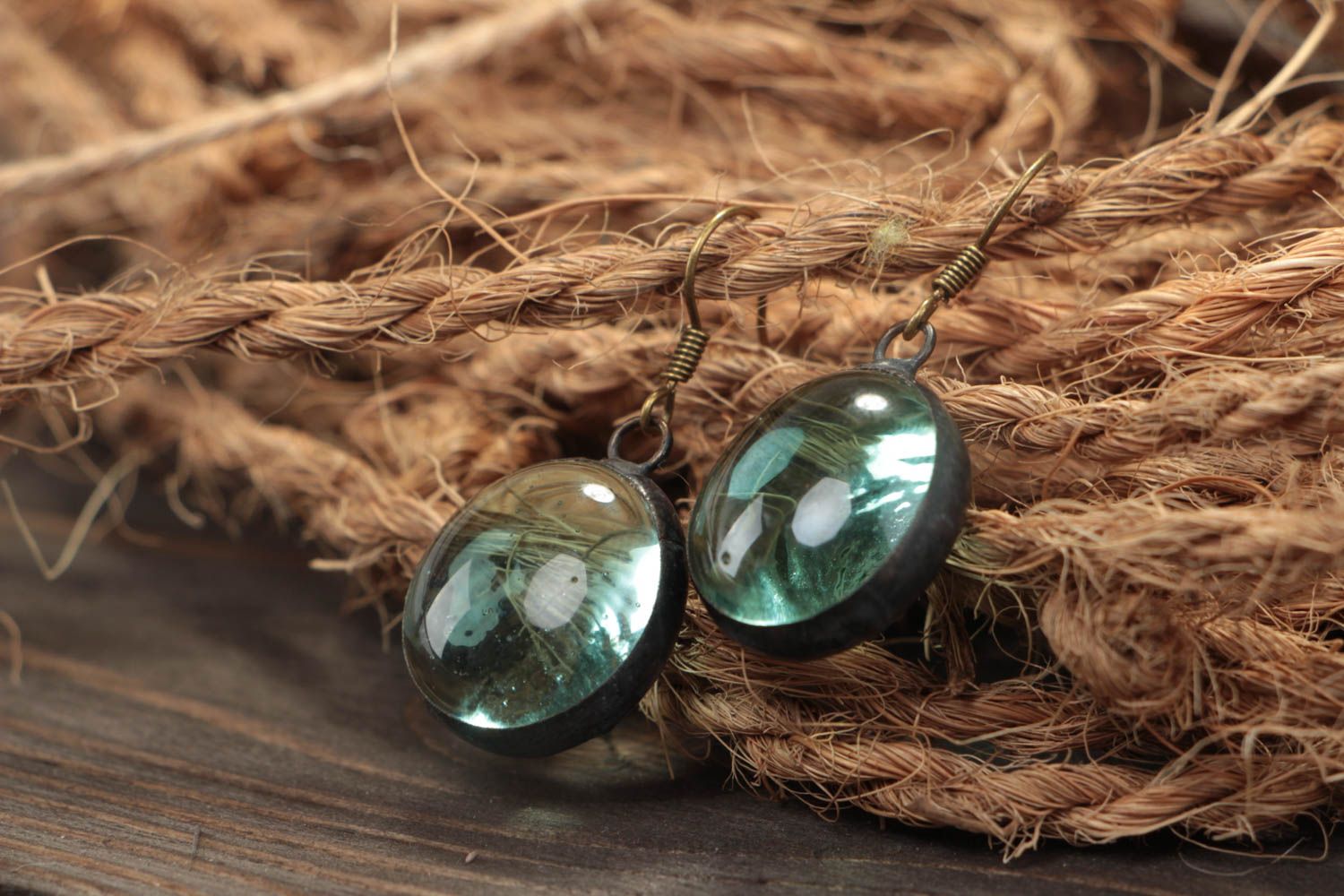 Schöne stilvolle durchsichtige handgemachte runde Ohrringe aus Glas mit Zinn  foto 1