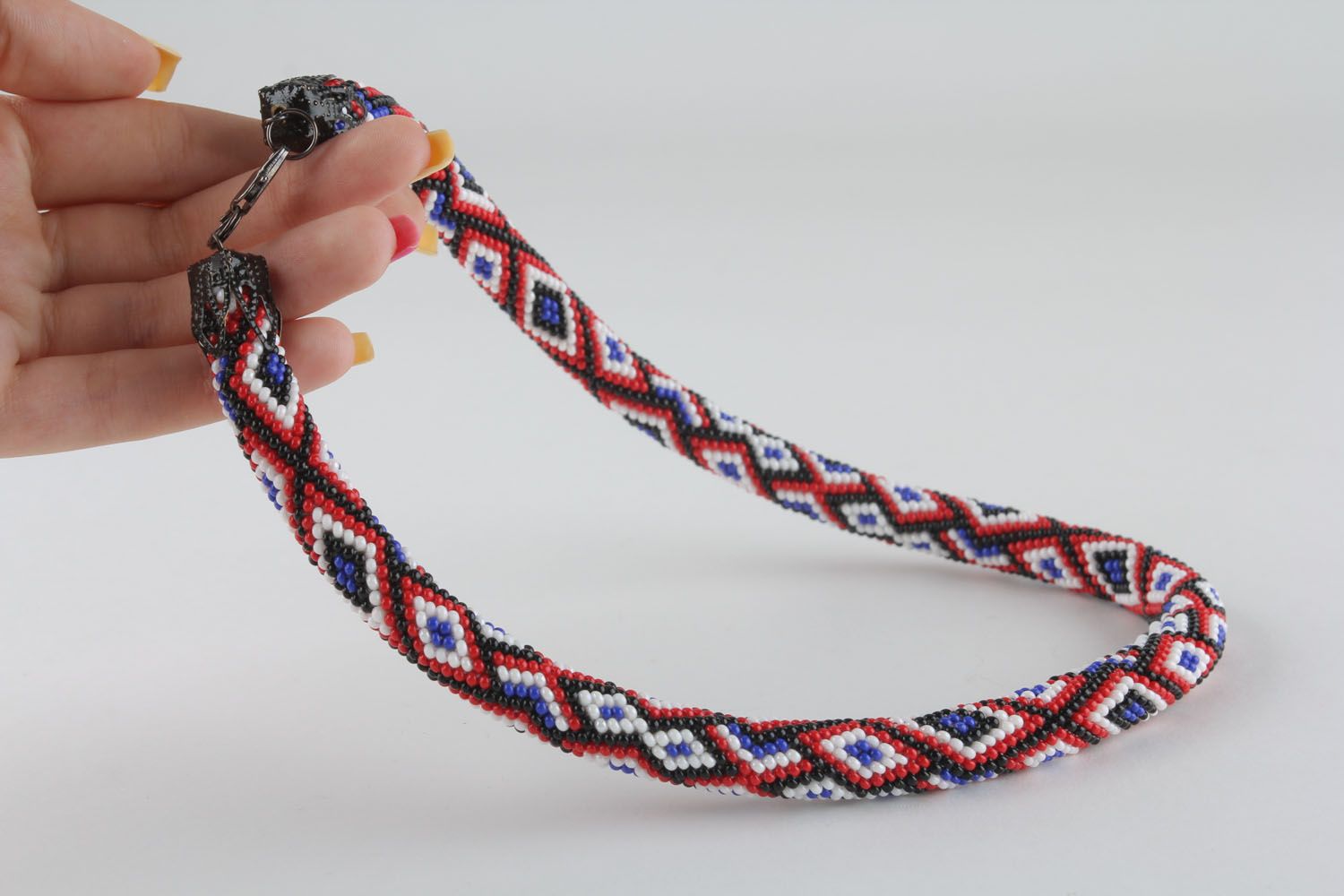 Beaded cord necklace with pattern photo 4