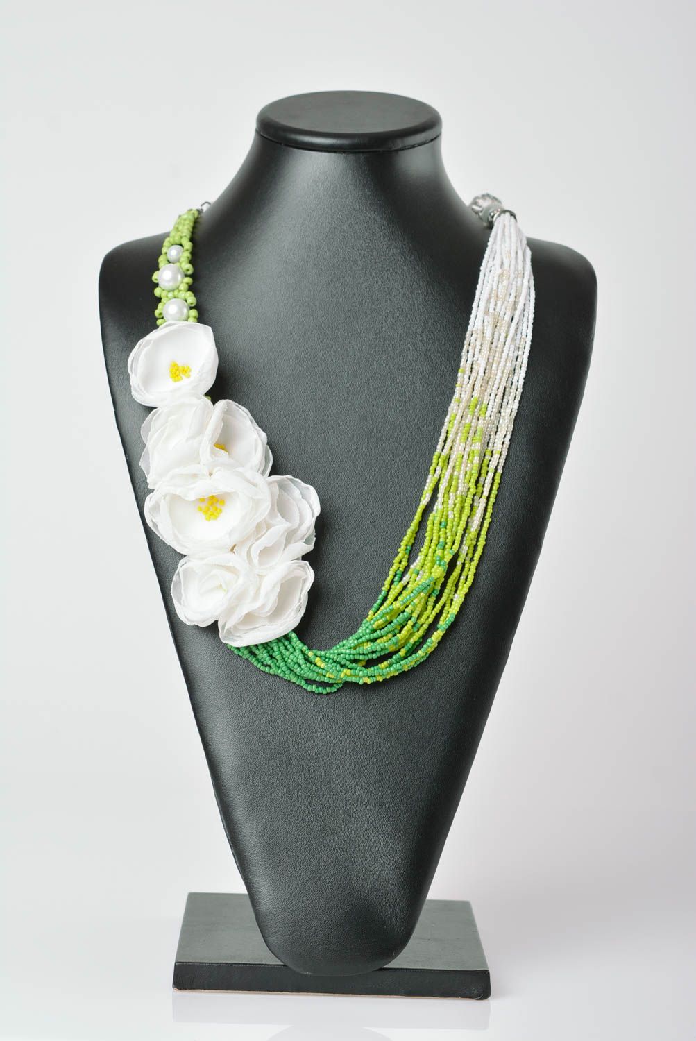 Collar de flores de tela y abalorios artesanal bisutería fina accesorio de mujer foto 2