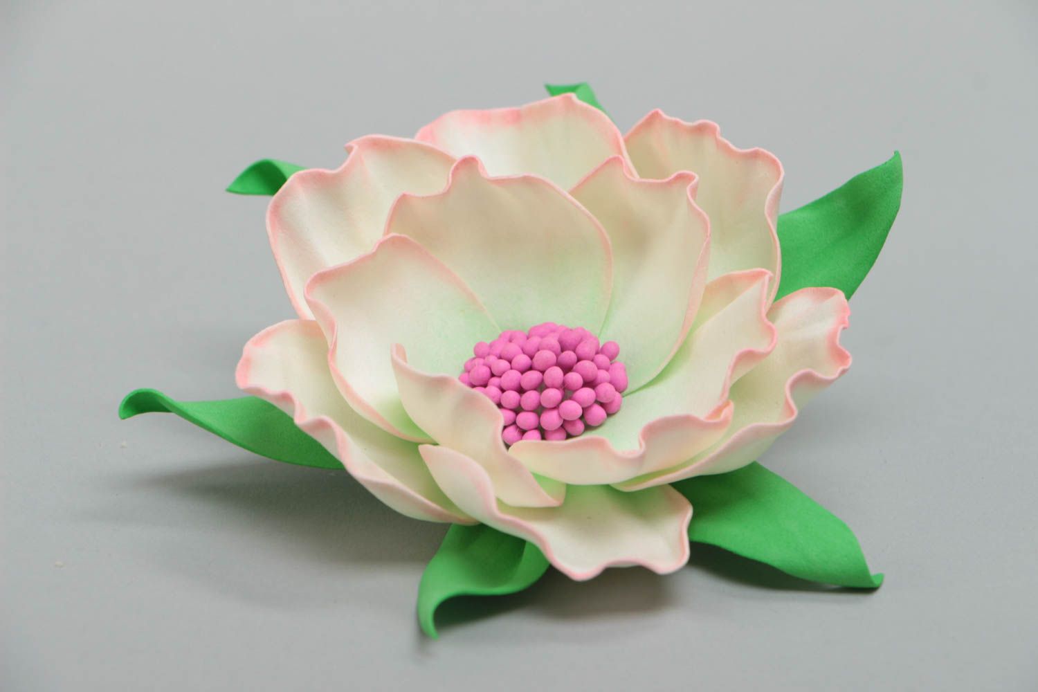 Broche artesanal original de foamiran hecho a mano con forma de flor bonita foto 3