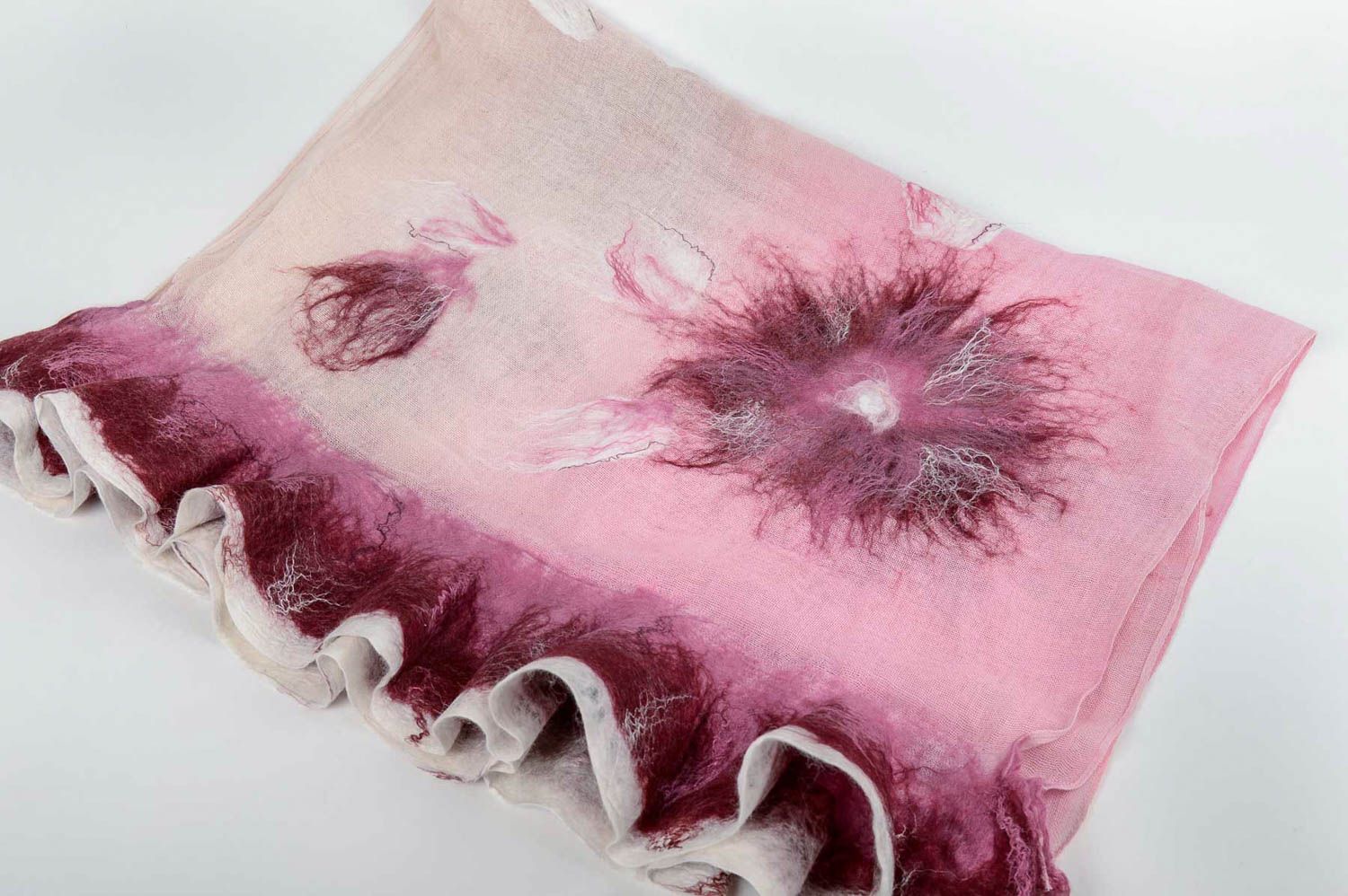 Розовый шарф в технике валяния из шерсти льна и шерсти ручной работы красивый фото 3