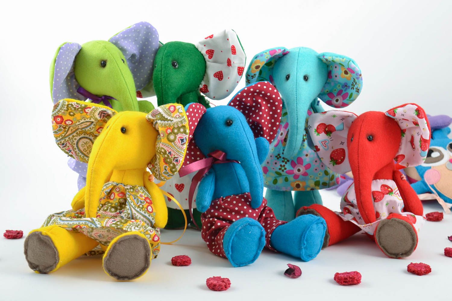 Juego de cinco juguetes de tela de fieltro artesanales con forma de elefantes foto 1