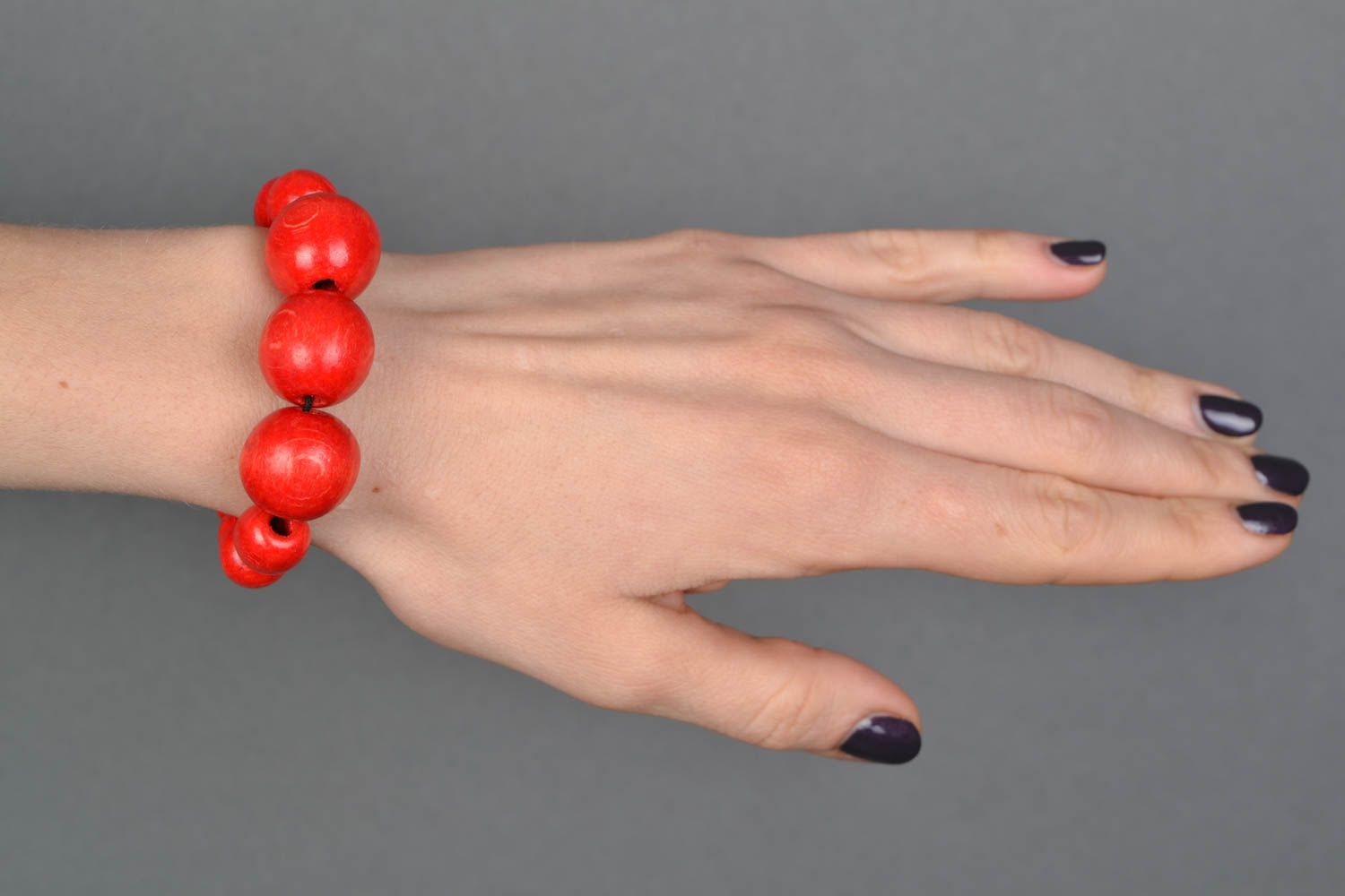 Bracelet en bois rouge sur élastique style ethnique fait main pour femme photo 3