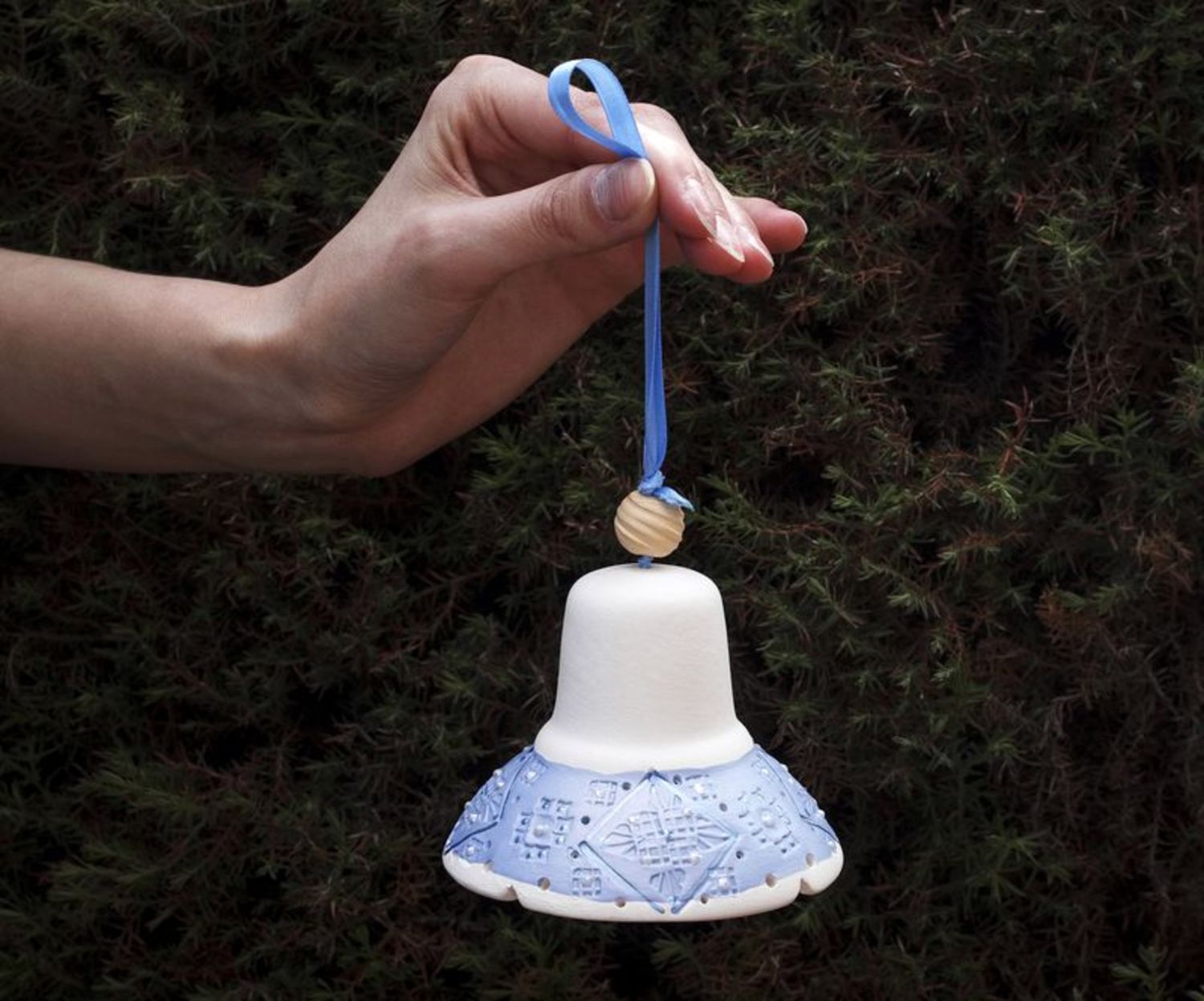 Керамический колокольчик подвеска декоративная с голубым кантом фото 5