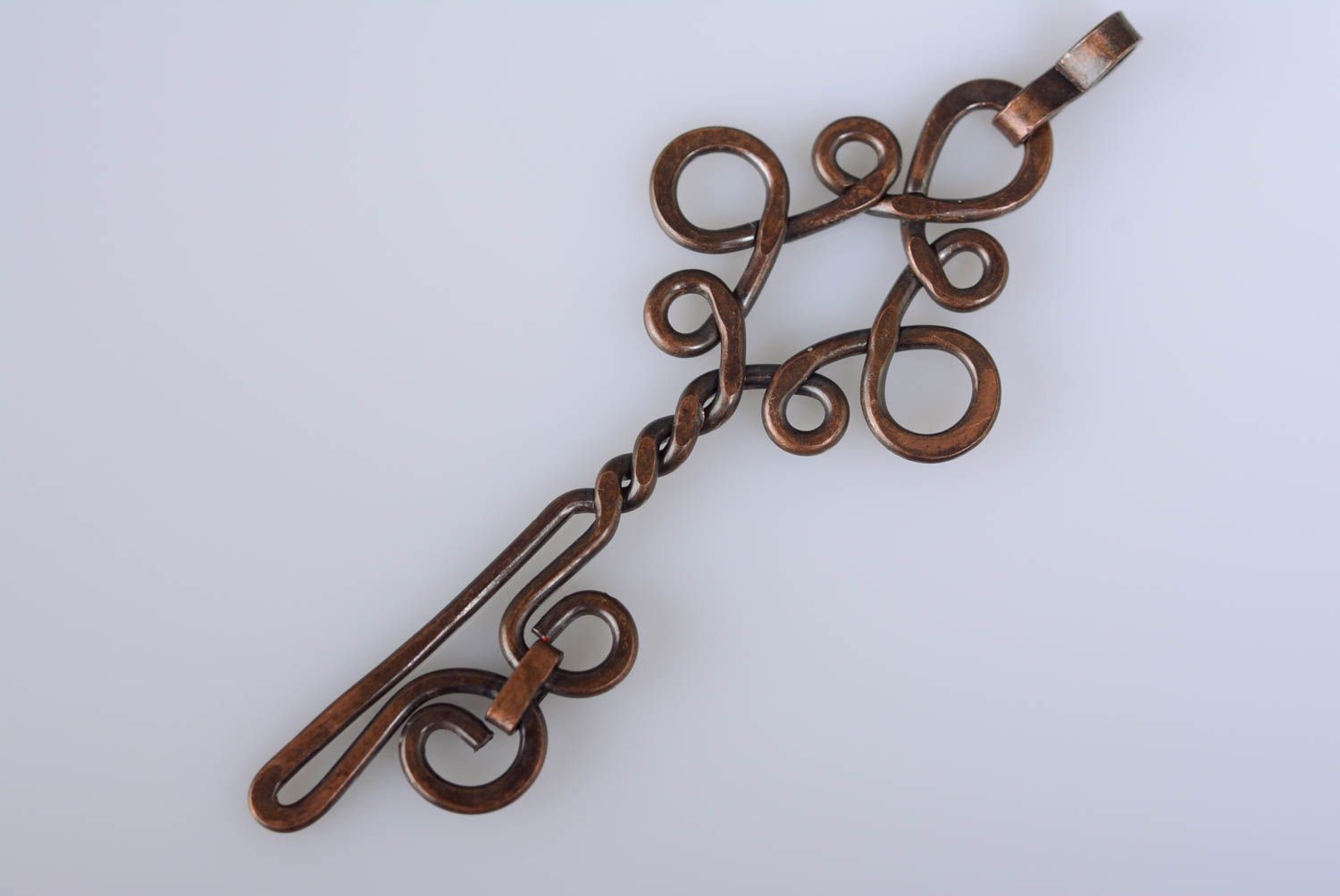 Pendentif clé en cuivre wire wrapping fait main original tordu pour femme photo 2