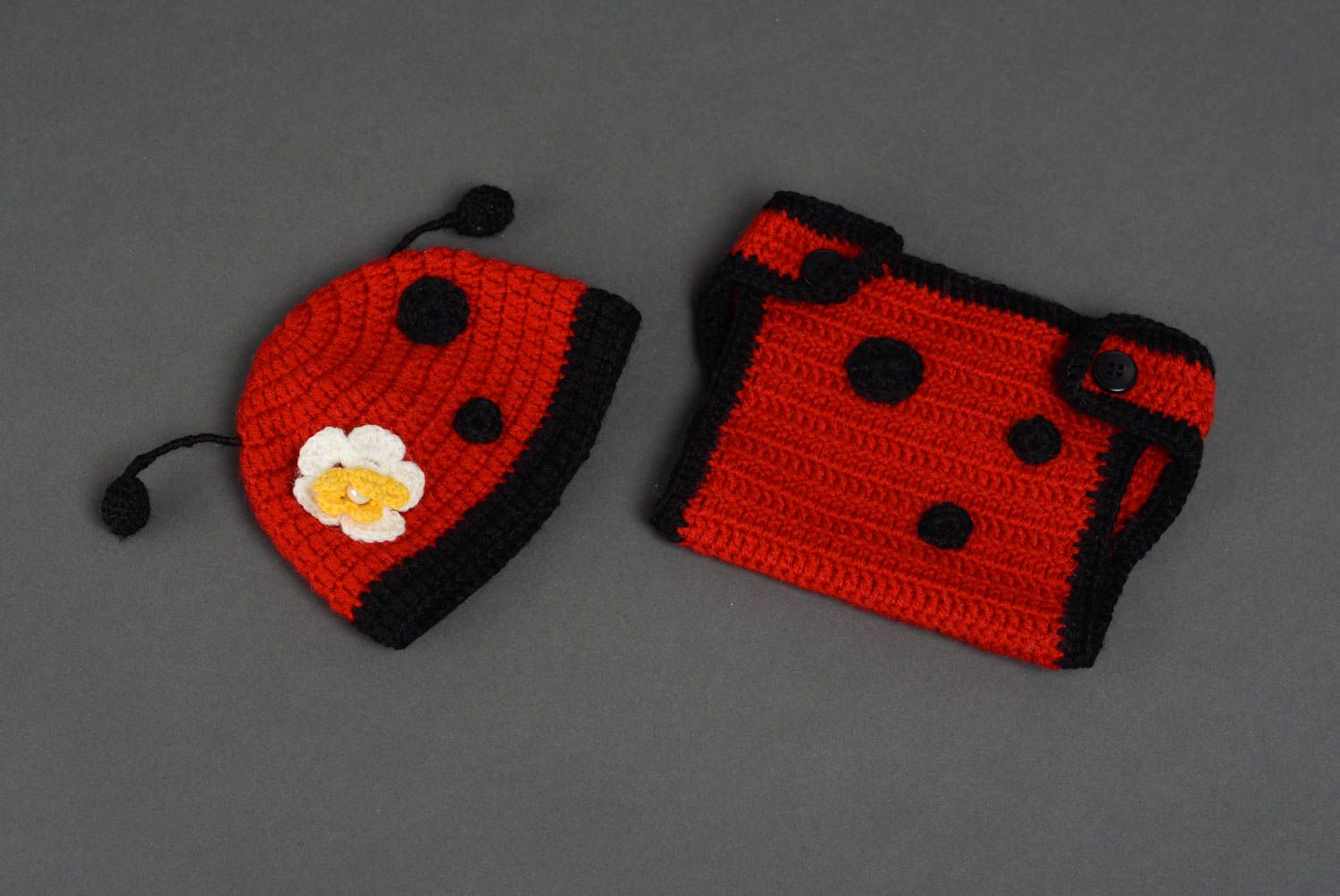 Costume de coccinelle pour bébé tricoté au crochet fait main bonnet et culotte photo 1