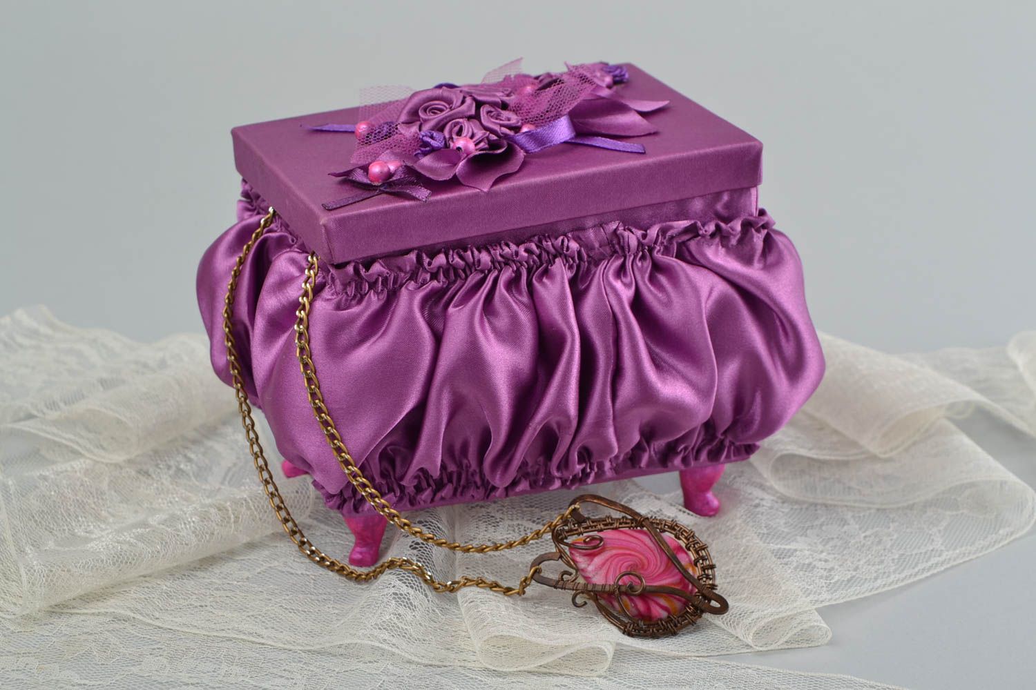 Violette schöne rechteckige handgemachte Schatulle aus Stoff Kanzashi foto 1
